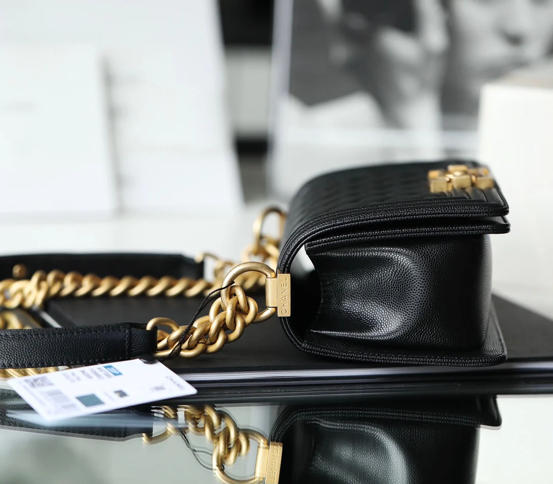 Chanel - ????? Маленькая черная с ромбовидным узором и золотой пряжкой