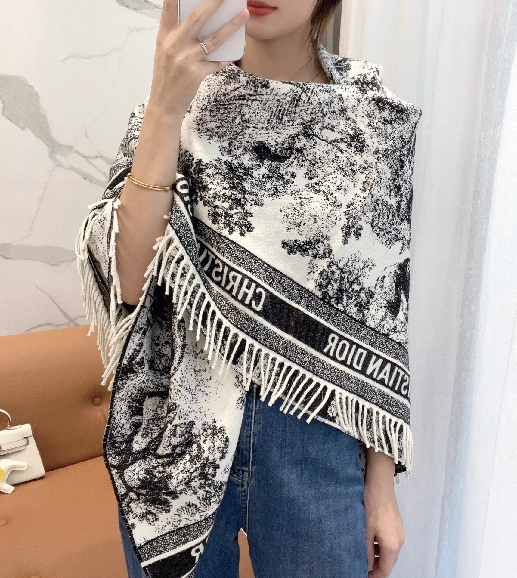 Большой квадратный шарф, шаль, плед Dior 2024 CD с жаккардовым логотипом — черно-белый.