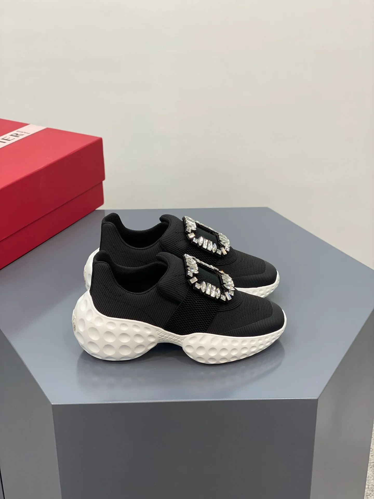 Кроссовки viv-run с пряжками и тканевой отделкой - черные