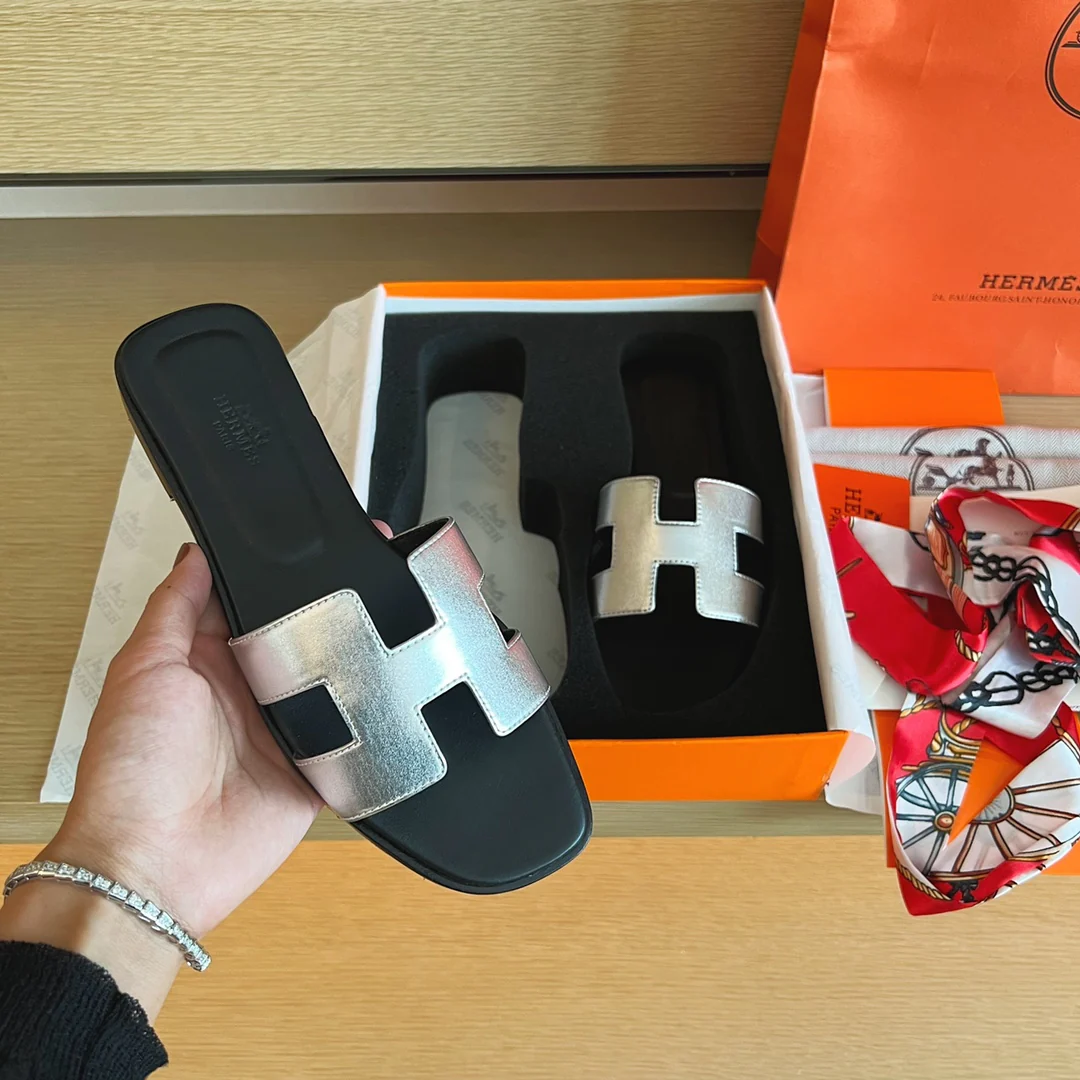 Классические домашние тапочки Hermes H - Верх из однотонной кожи - Подошва, полностью закрывающая тапочки - Серебристый/Черный