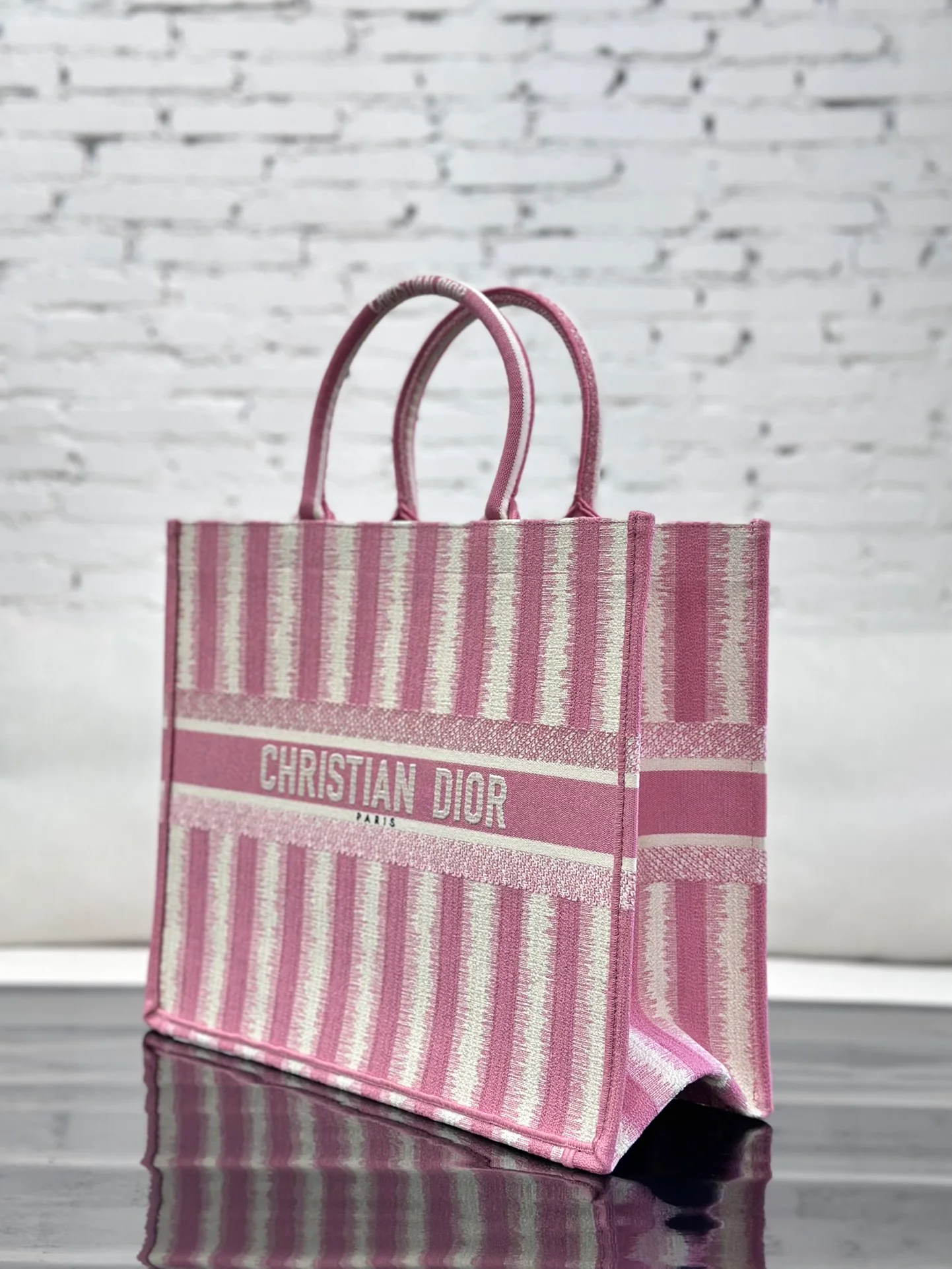 Большая сумка-тоут Dior для книг - розовая вышивка