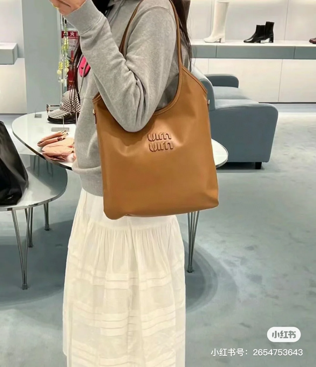 Сумка-хобо Miu Miu Ivy — носить и делиться