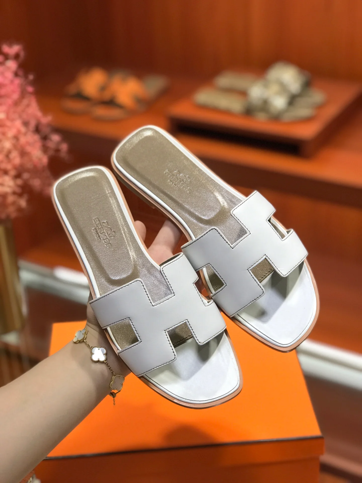 Новинка весны 2022 года от Hermes - плоские тапочки H - 1