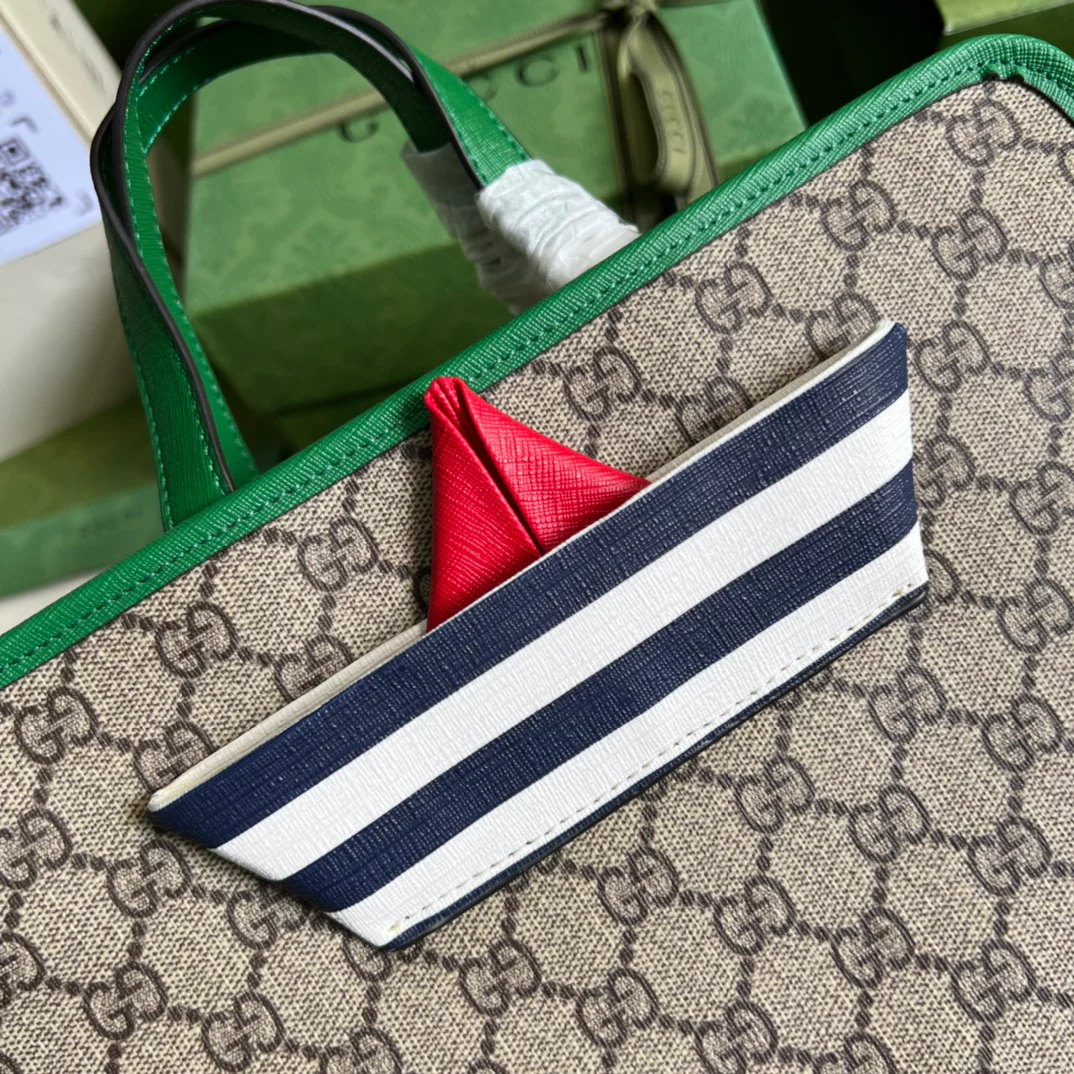 Сумка-тоут Gucci Ophidia Medium (28x26 см, 5x9 см) с зеленым узором в виде парусника.