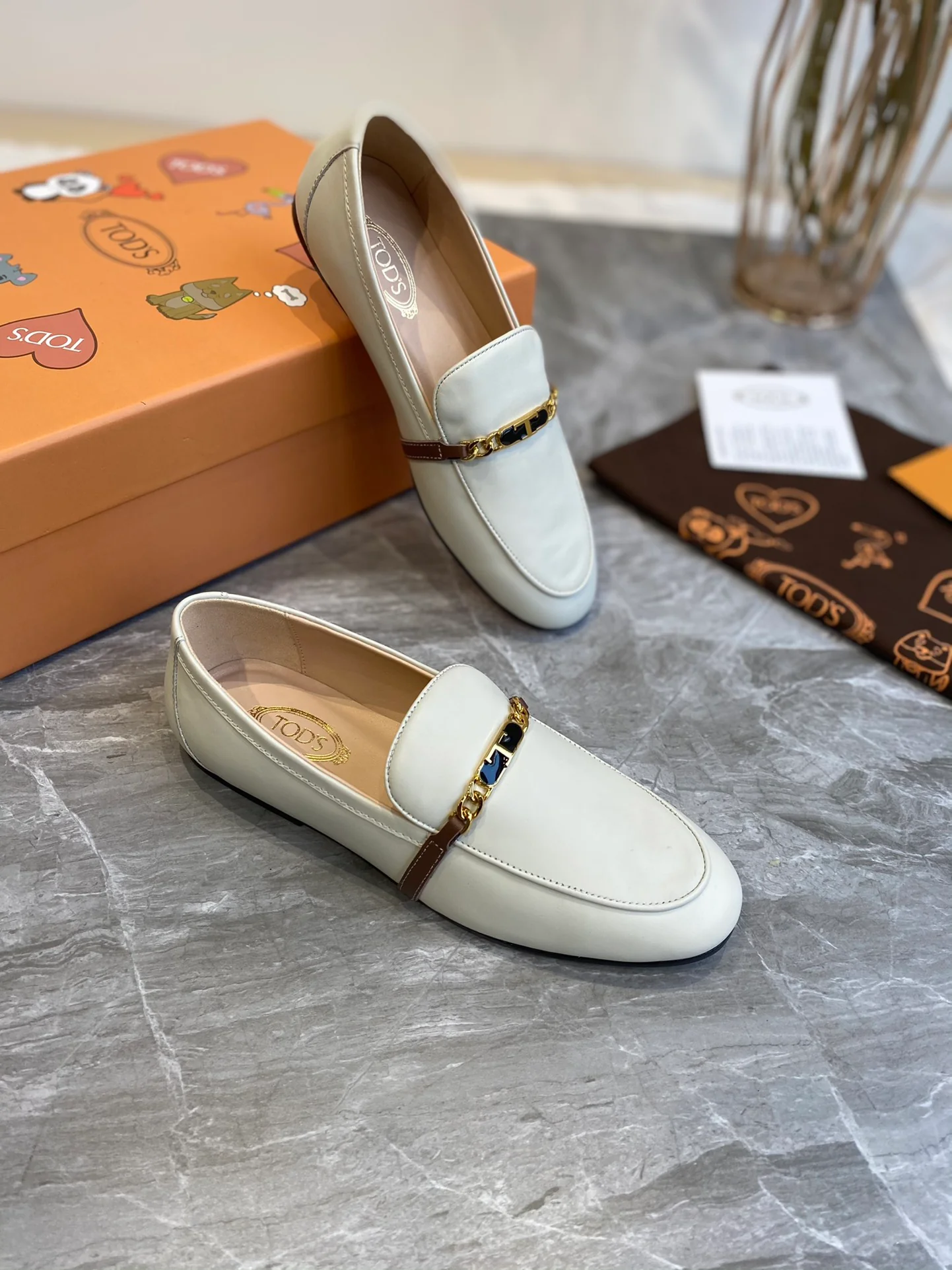 Tods - Сдержанные лоферы с тонкой цепочкой - 2