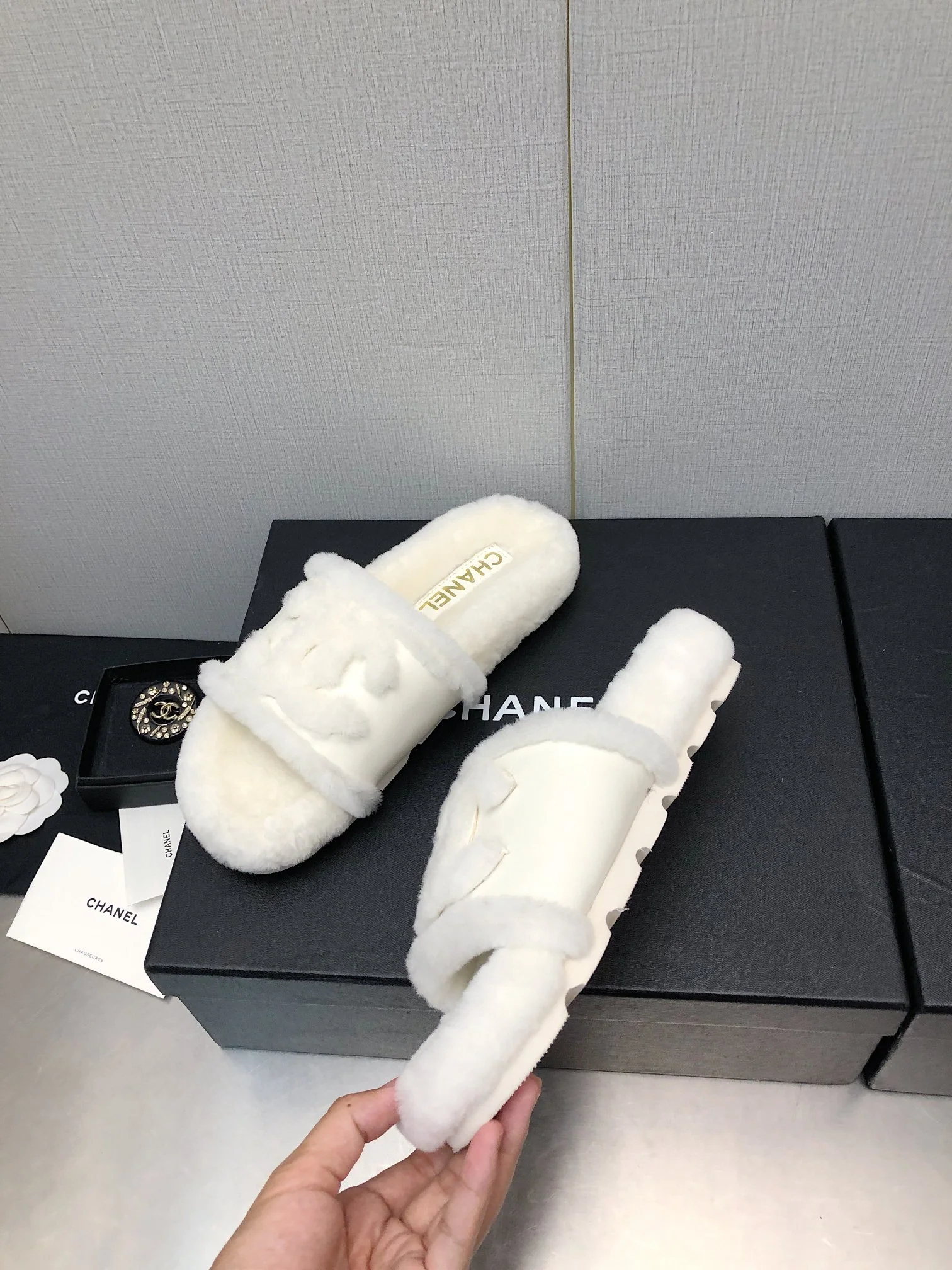 Новинка сезона осень/зима 2023 от Chanel - шерстяные тапочки в клетку - белые кожаные.
