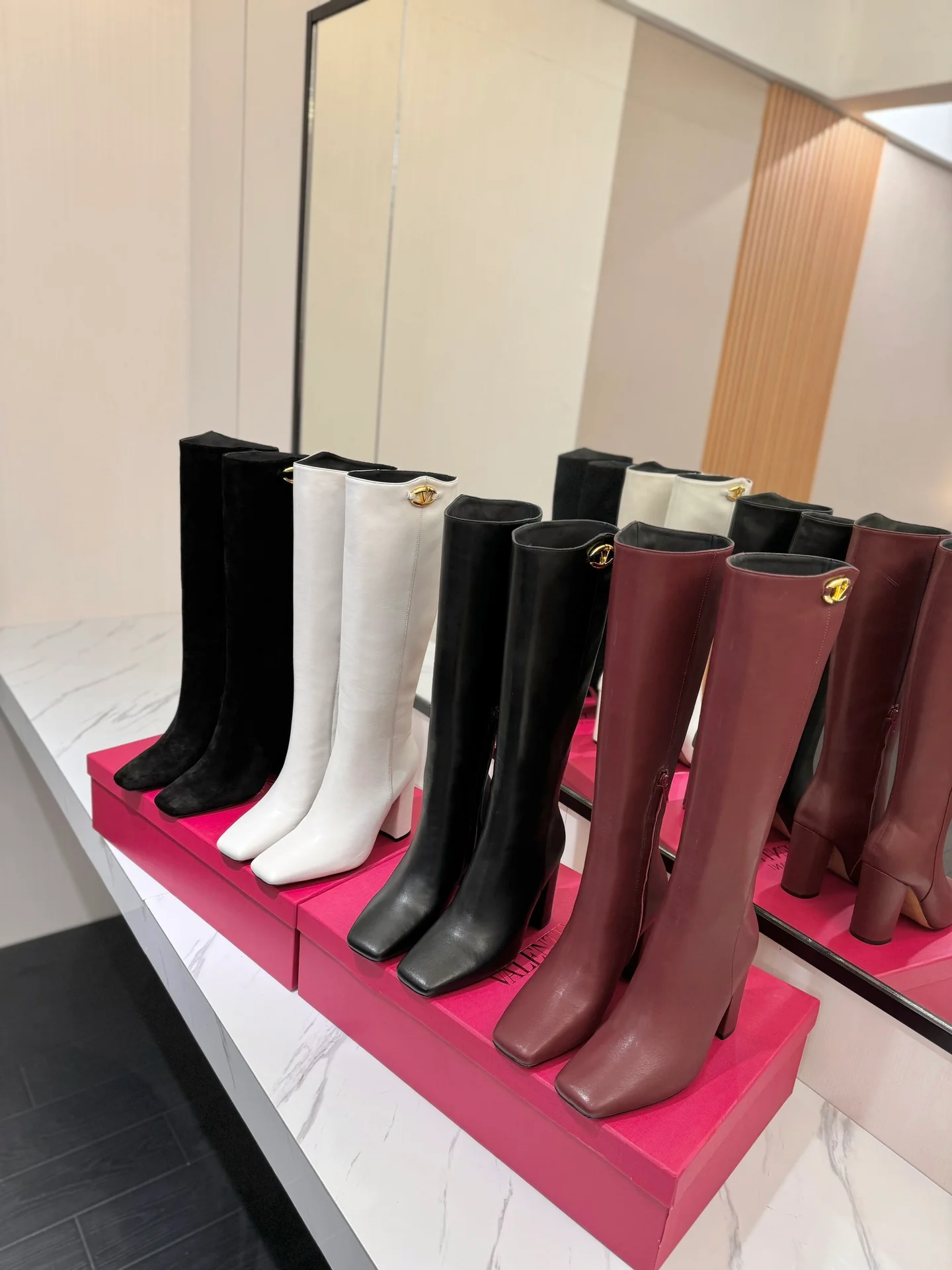 Высокие сапоги Valentino 2024 — изображение из коллекции