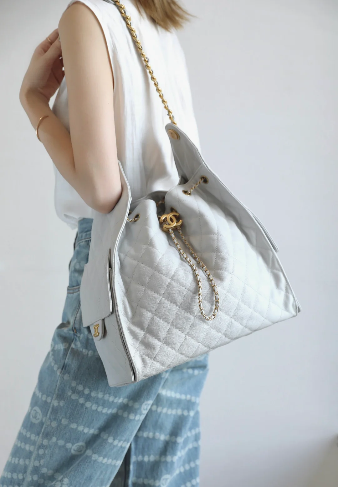 Chanel - В стиле хиппи - Средний размер - Светло-серый с золотой пряжкой