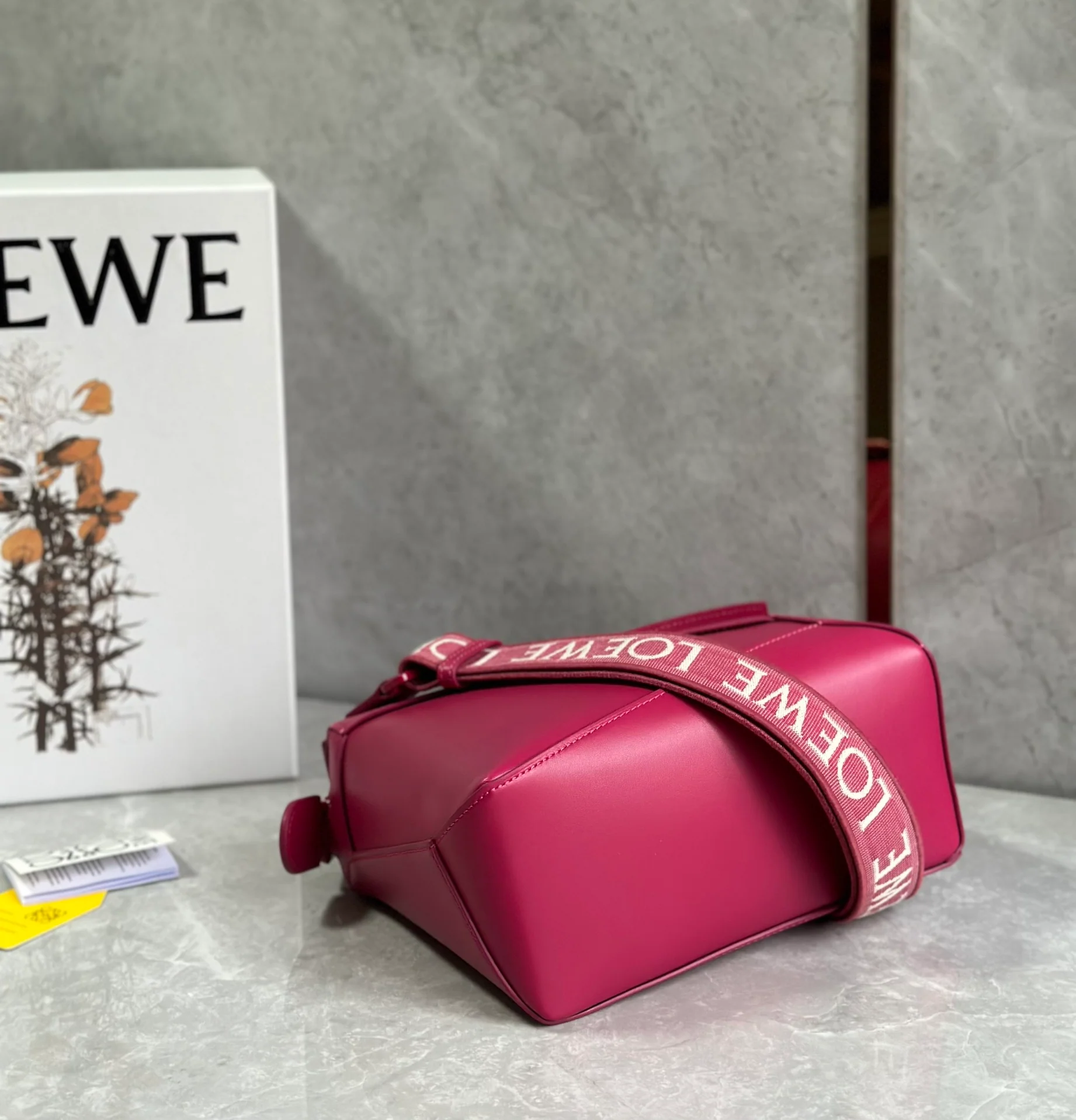 Сумка Loewe Puzzle Geometric с плечевым ремнем в виде буквы — розовая.
