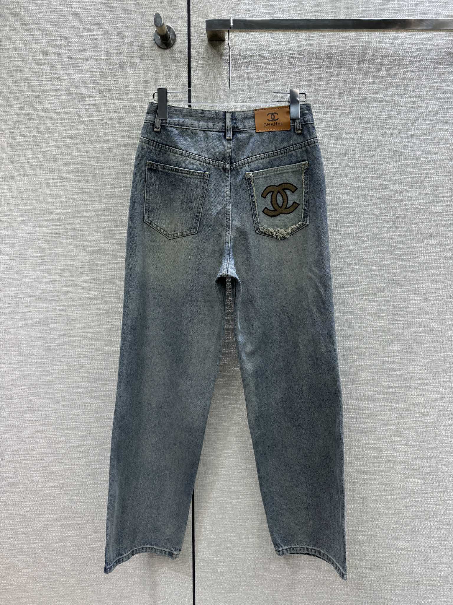Джинсы прямого кроя Chanel 2403 с вышитой надписью