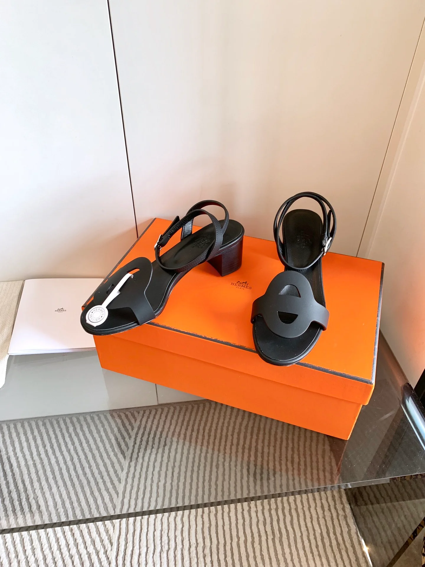 Сандалии Hermes 2024 на массивном каблуке - черные