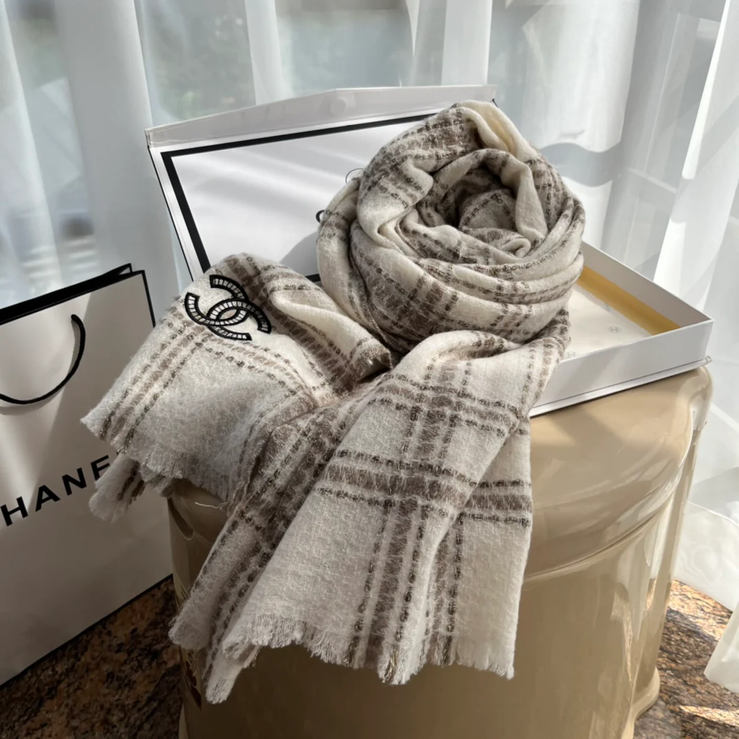 Chanel - Большой шарф с золотой отделкой - 75-200 см - Высококачественный импортный кашемир