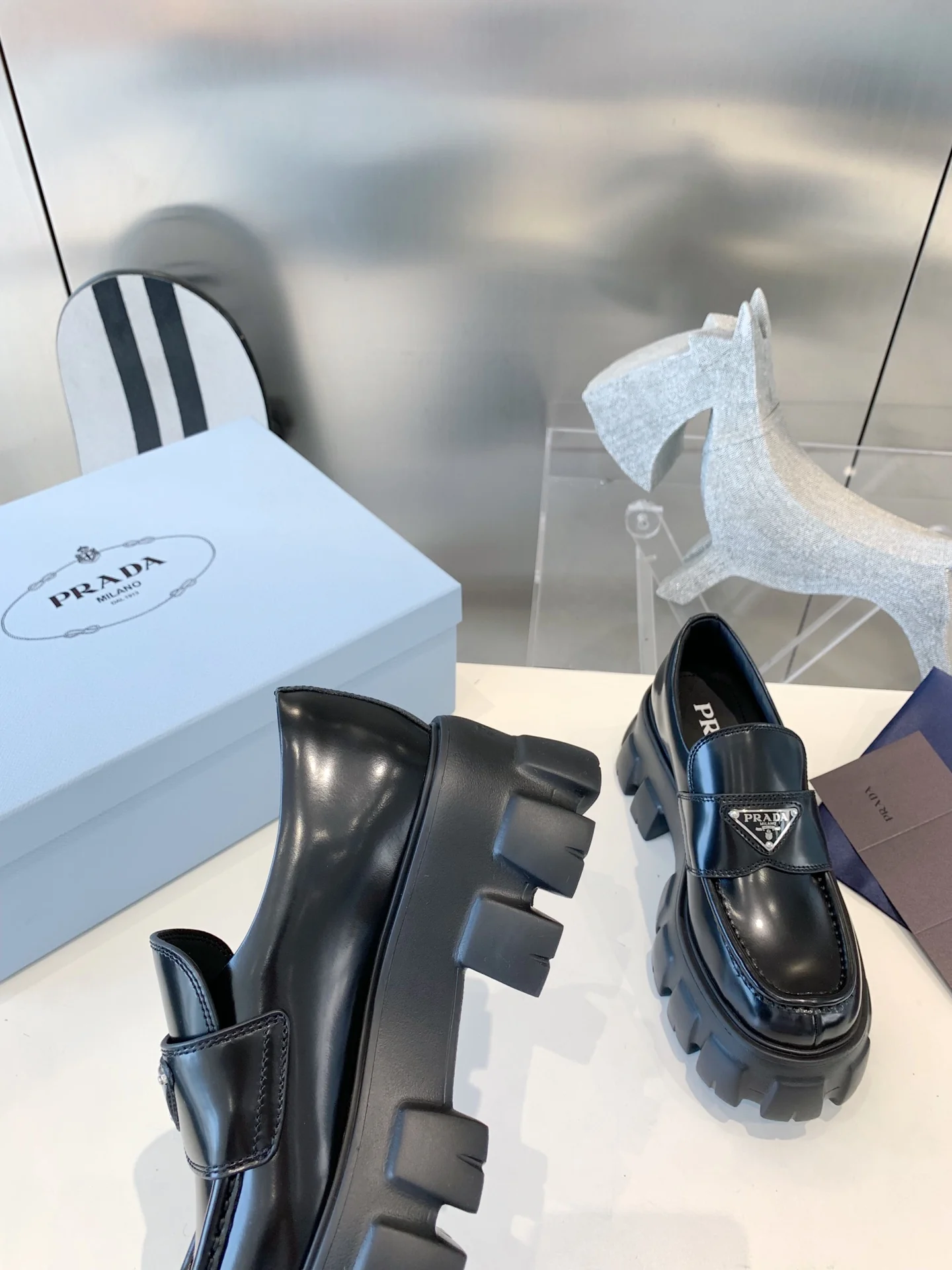 Лоферы Prada Gear - Черные - 1