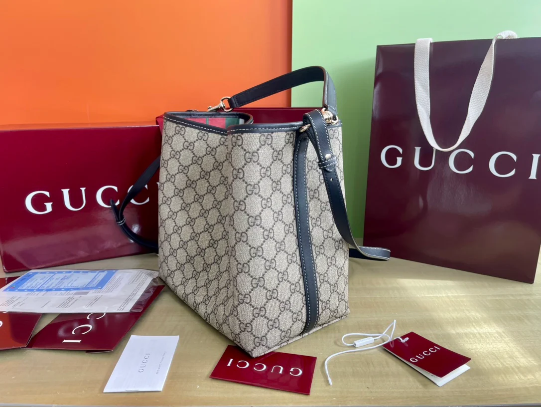 Маленькая сумка через плечо Gucci 2025 с отделкой из черной кожи - коричневая