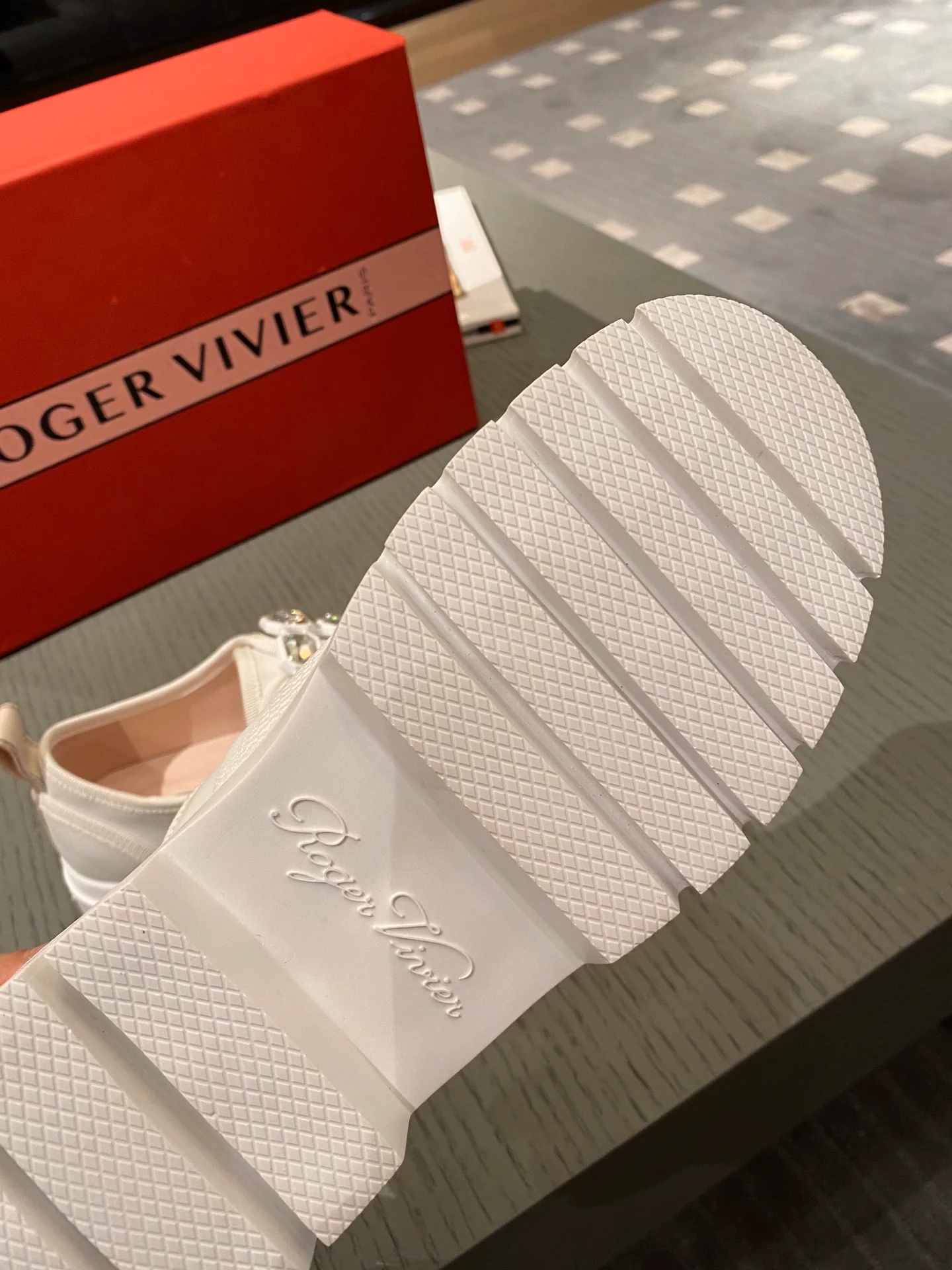 Кожаные кроссовки с пряжками - белые