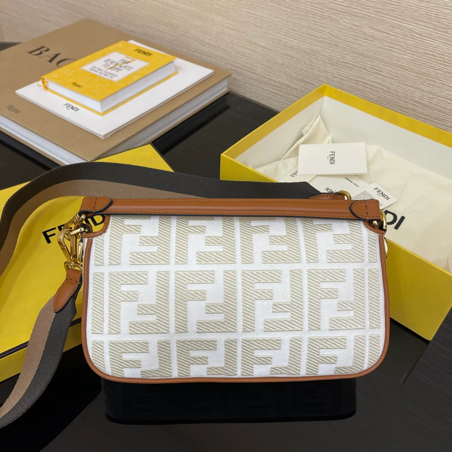 Средняя сумка-багет Fendi Baguette, розовая, с вышивкой - 2 шт.