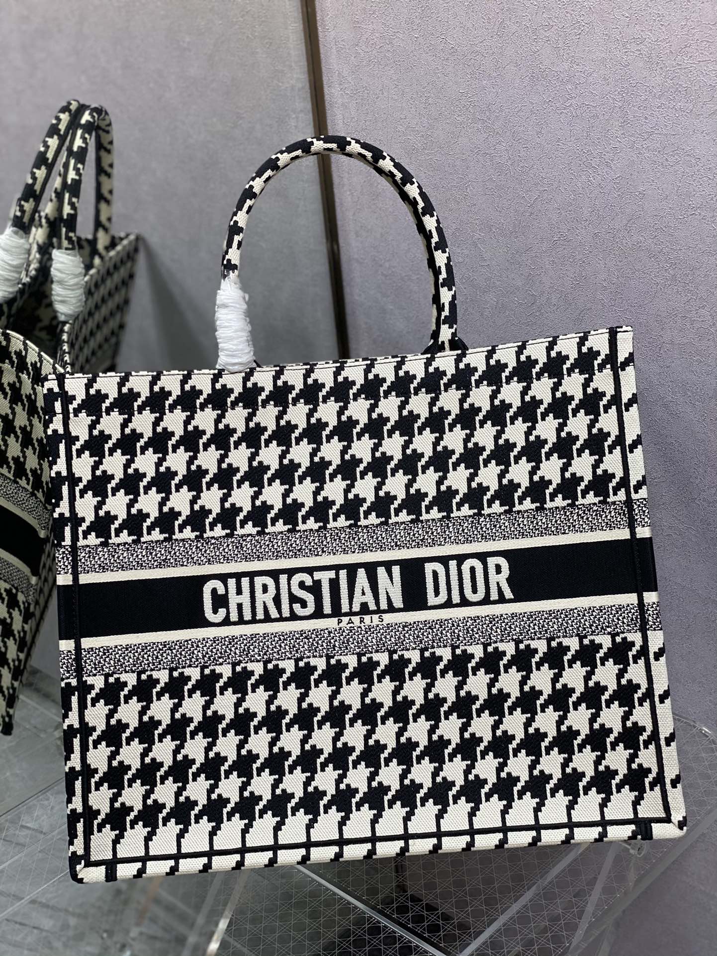 Сумка Dior Book Tote, большой размер 41-5 см, черная, в клетку ?гусиная лапка?.