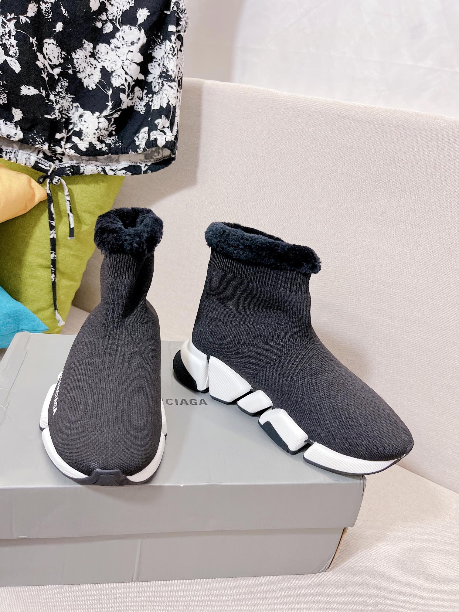 Новинка весны 2022 года от Balenciaga - короткие меховые сапоги-носки - черные.