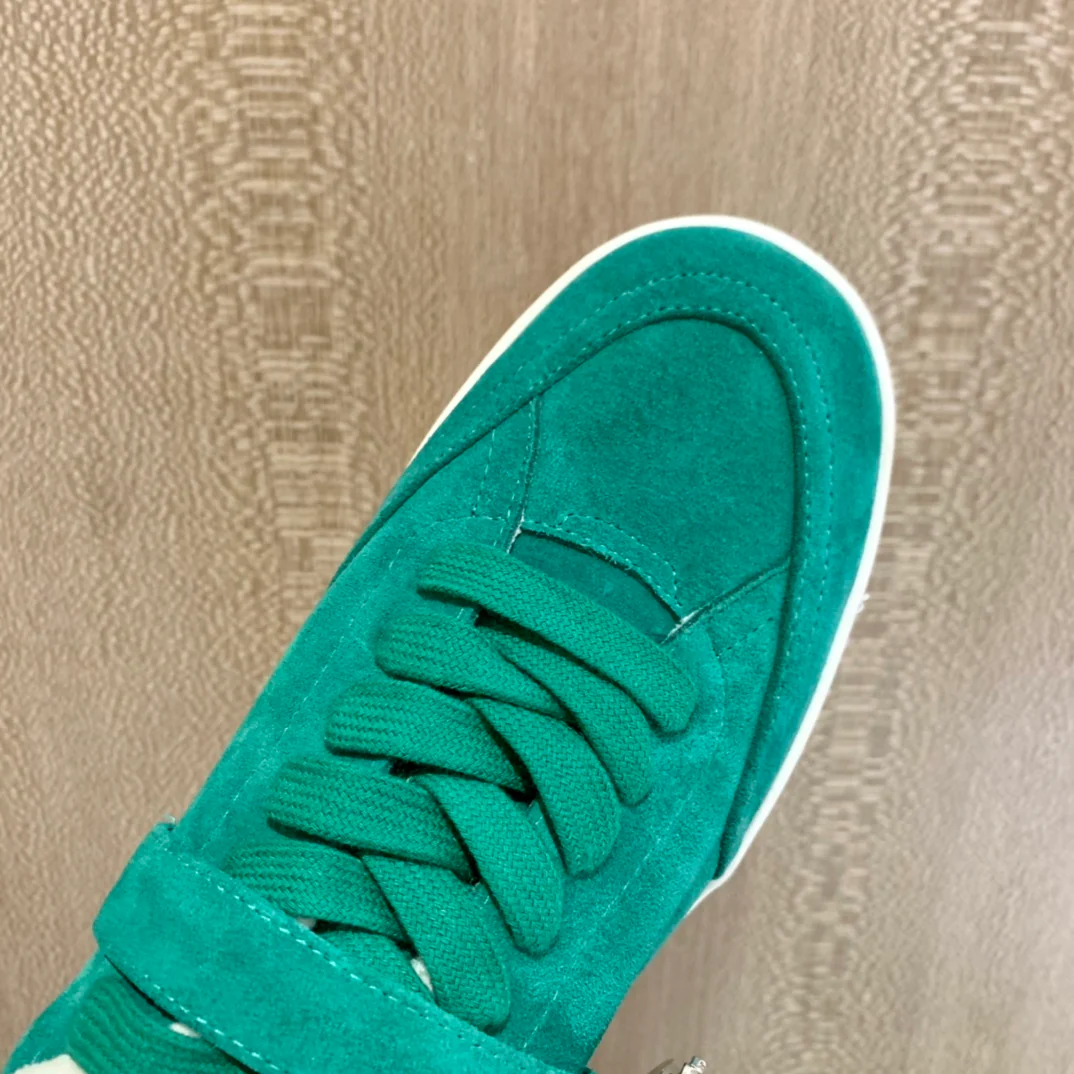 Белые кроссовки Jimmy с пряжкой и стразами - спортивный костюм