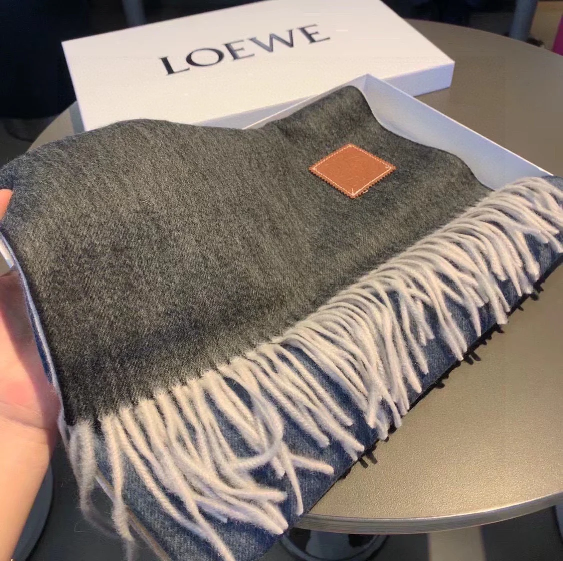 Lolwei - Шарф с кисточками ?Водяная рябь? - Темно-серый