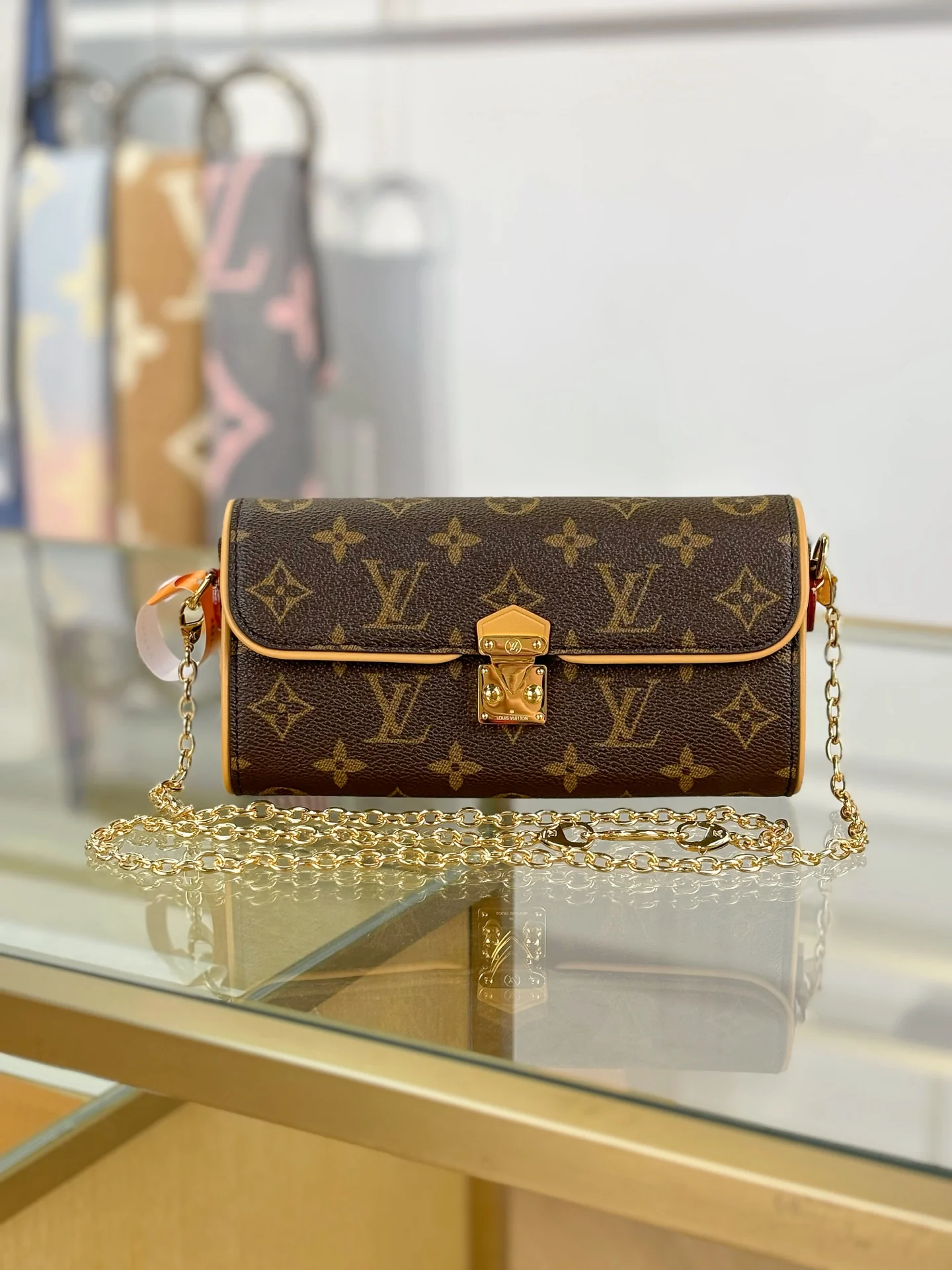 LV-m13566-pochette-camille handbag-classic monogram