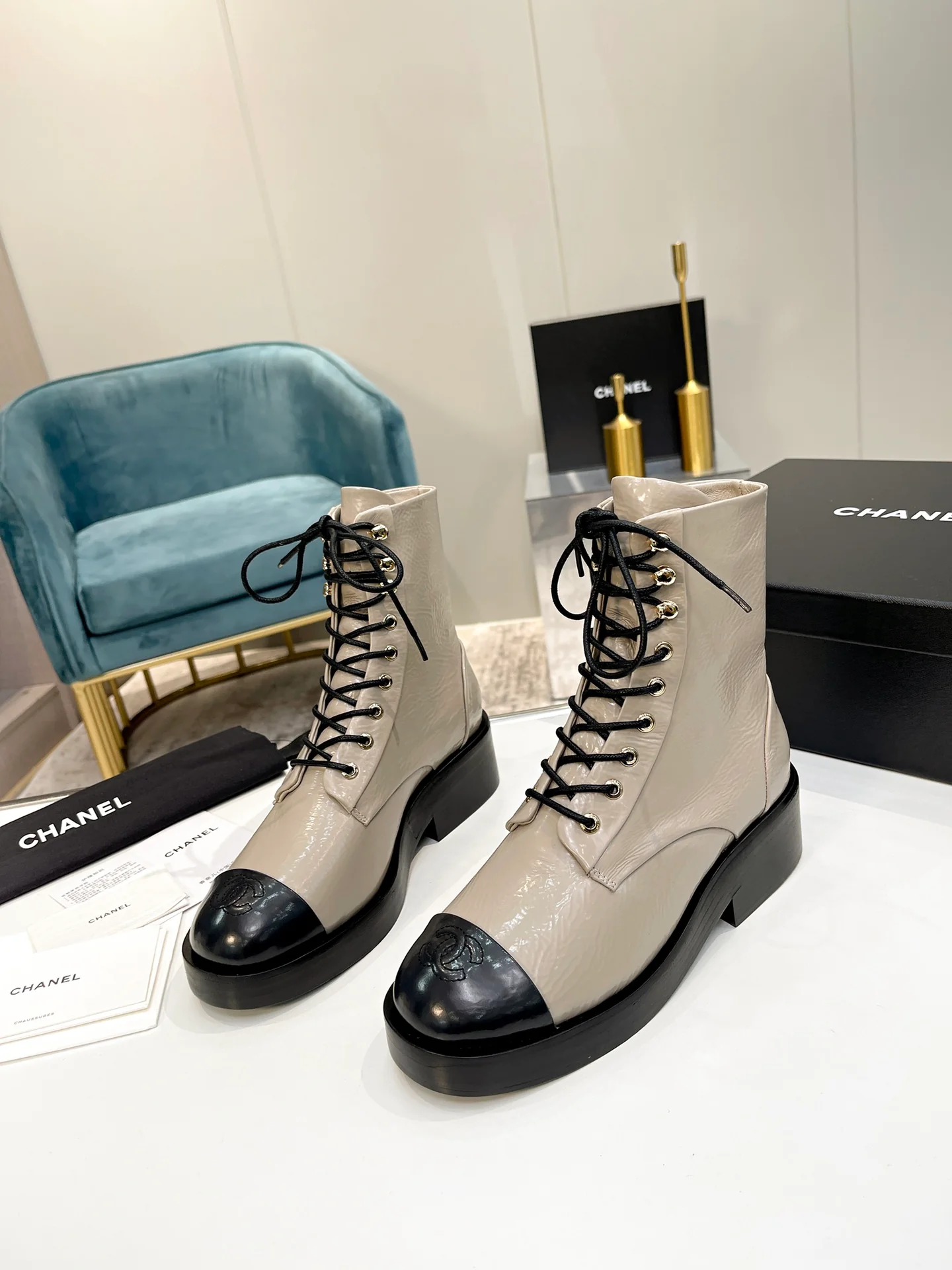 Chanel - Ботинки на шнуровке до середины икры - Абрикосовый цвет