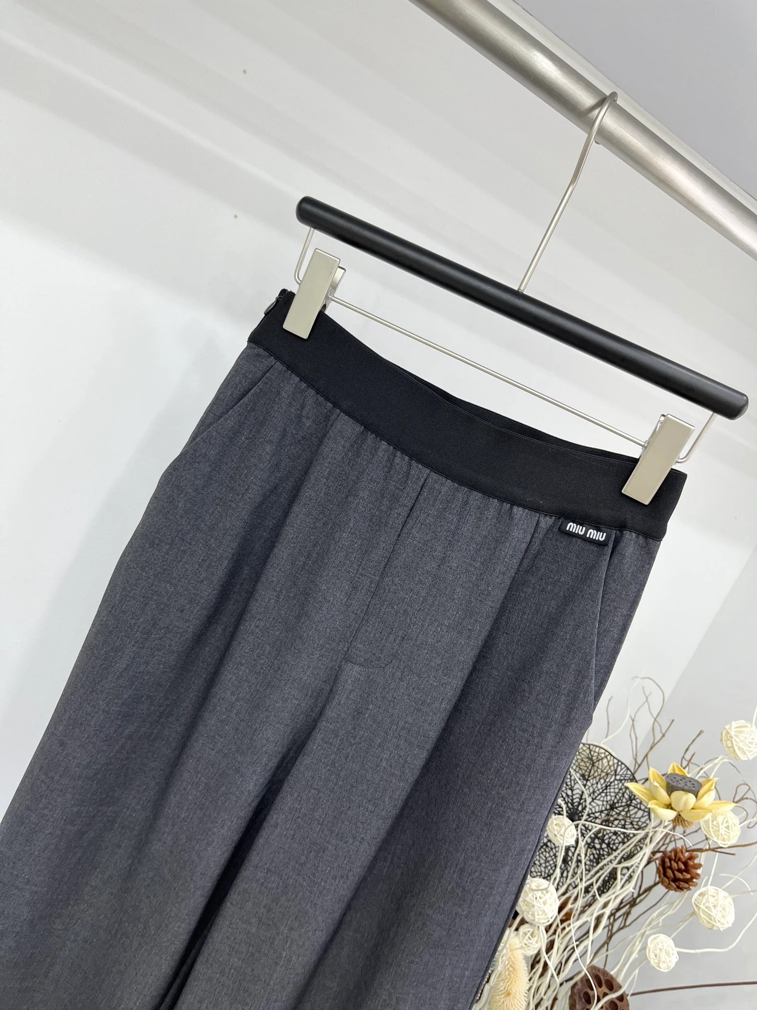 Miu Miu - 2404 - Узкие повседневные брюки - Серые