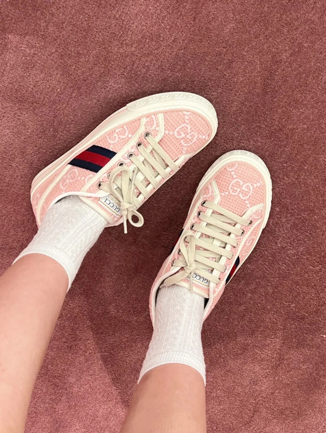 Новые поступления коллекции Gucci весна/лето 2023 - Классическая коллекция 1977 года - Туфли из парусины - Парный стиль - Фотографии в одежде