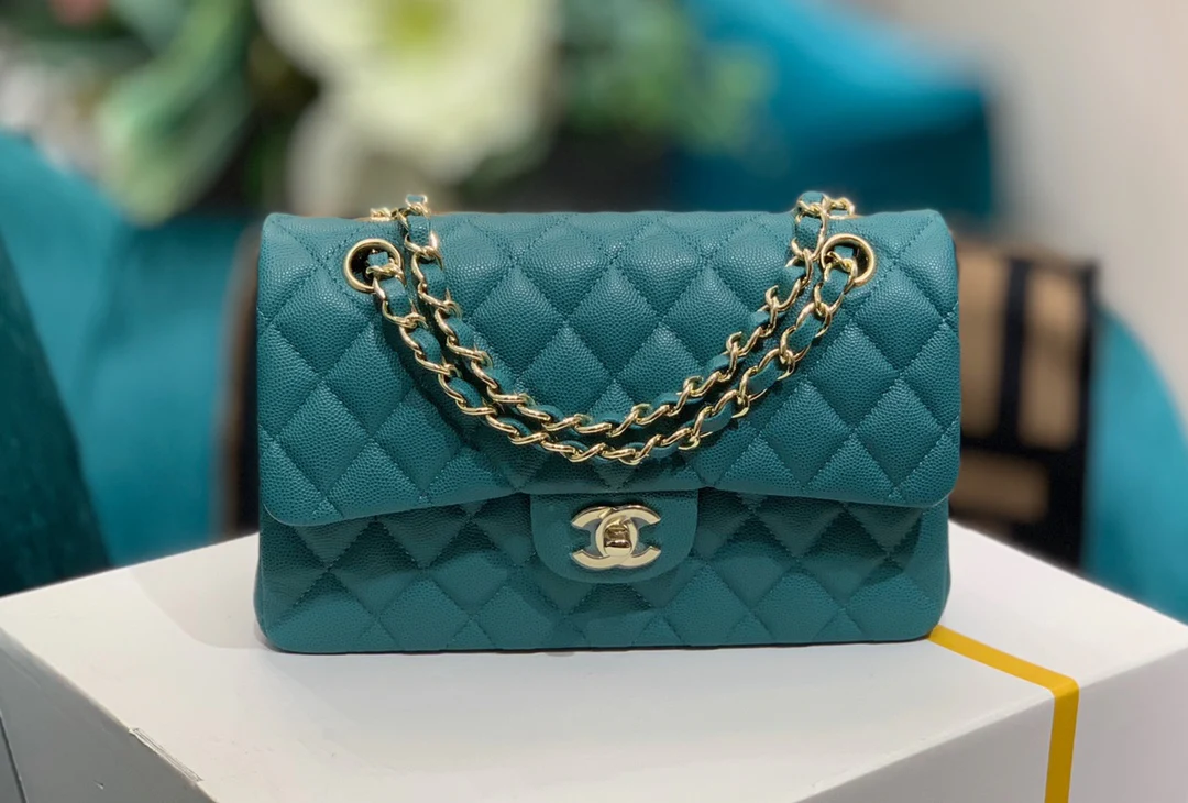 Chanel - Маленькая сумка из телячьей кожи с узором в виде шариков - Цвет: павлиний зеленый - 23 см