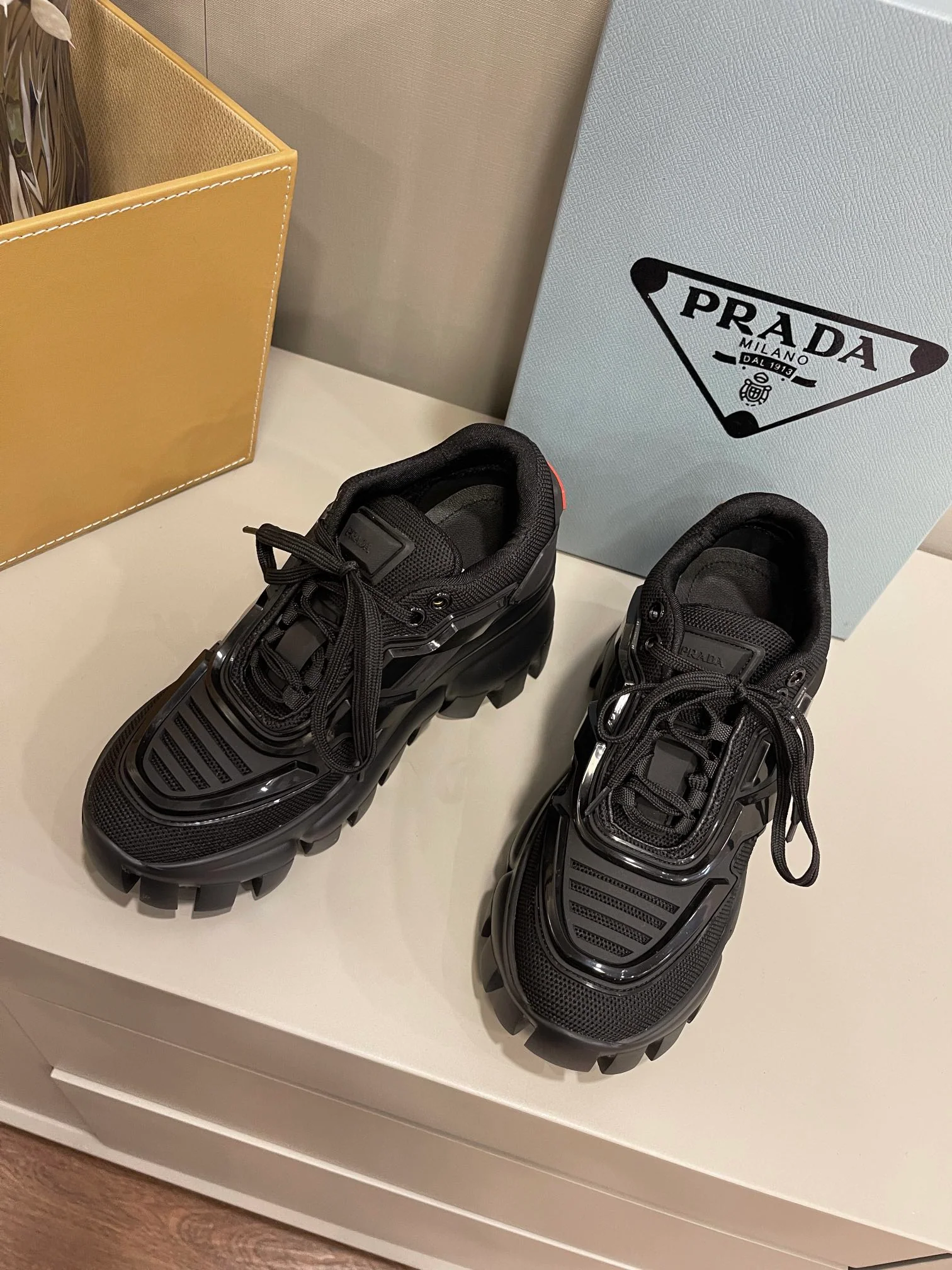 Новинка сезона весна/лето 2022 от Prada - Повседневные туфли на платформе - 1