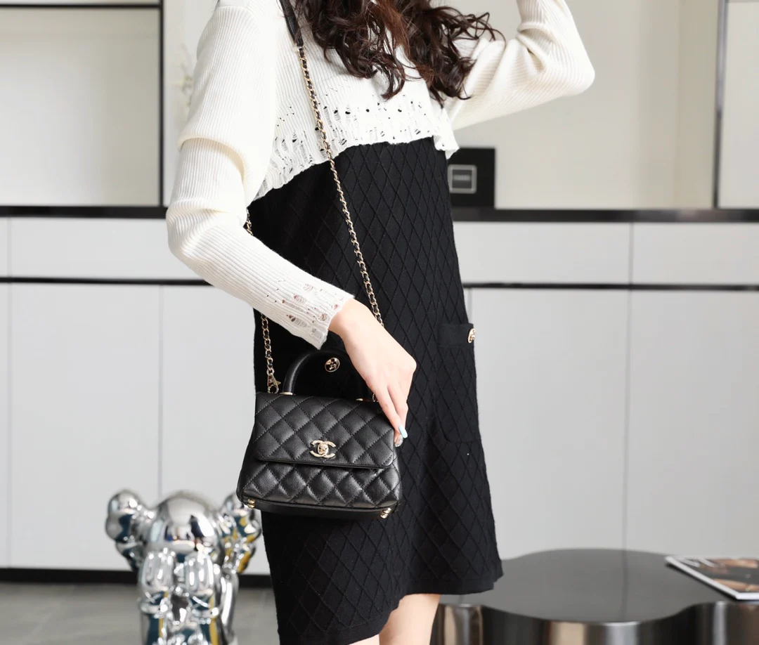 Мини-сумка Chanel Coco Handle — черная кожа с золотистой пряжкой.