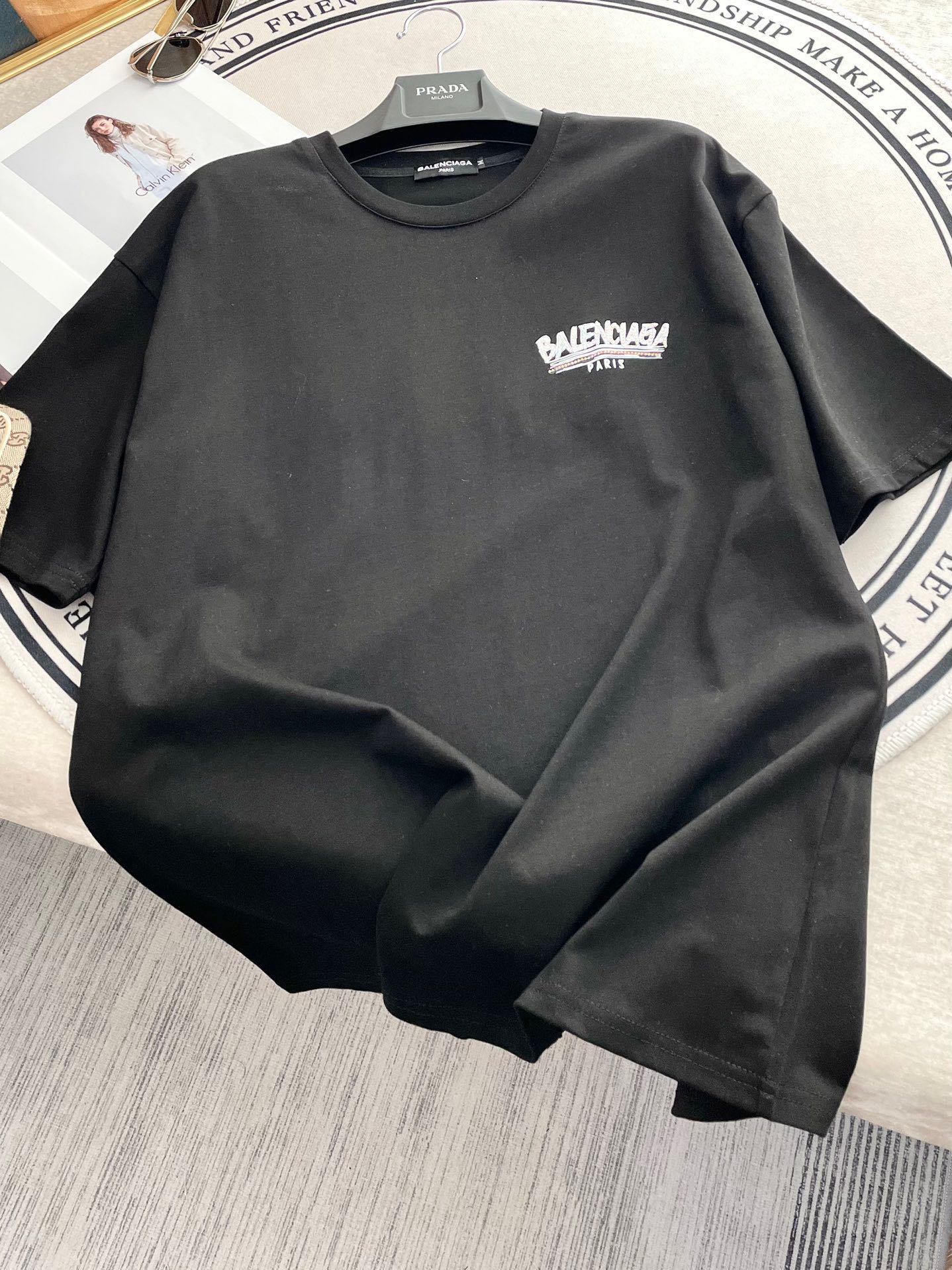 Футболка Balenciaga 2403 из хлопка с коротким рукавом, украшенная стразами и потертой надписью, свободного кроя, черная.