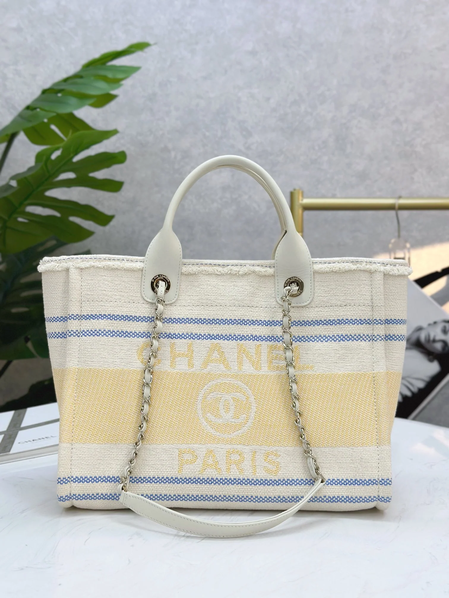 Пляжная сумка Chanel 25c, косметичка, ярко-желтая.