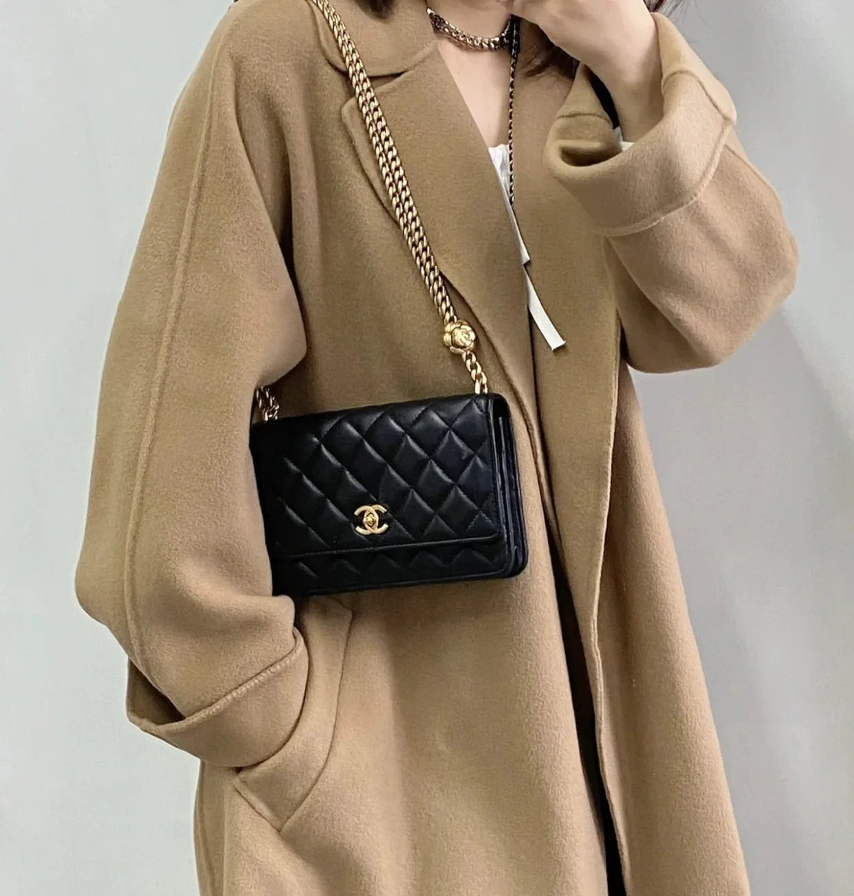 Весенняя коллекция Chanel 2023 - Регулируемая пряжка Camellia WOC - Овечья кожа - Черный - 19 см