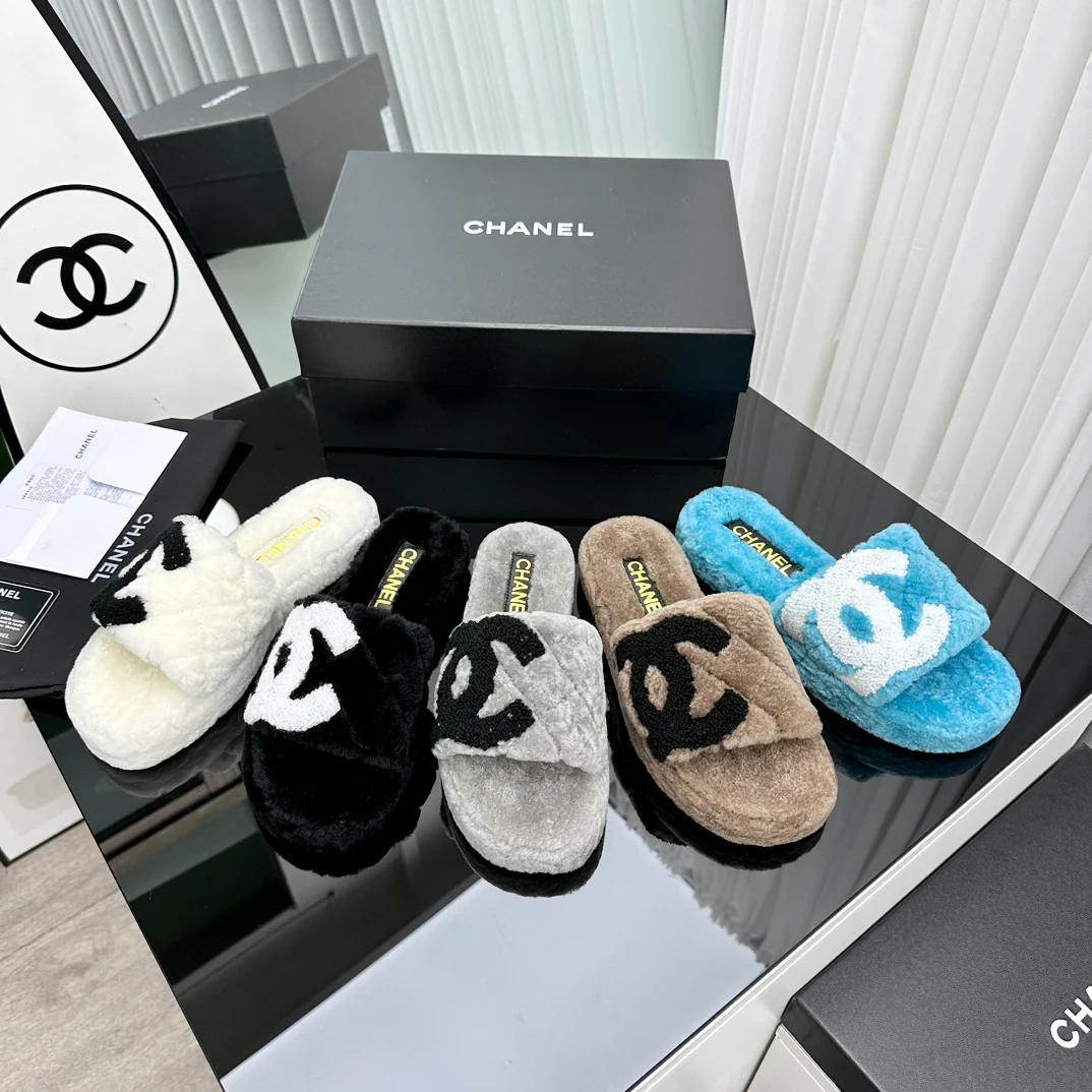 Новинка сезона осень/зима 2023 от Chanel - Популярно на Xiaohongshu - Меховые тапочки - Черные