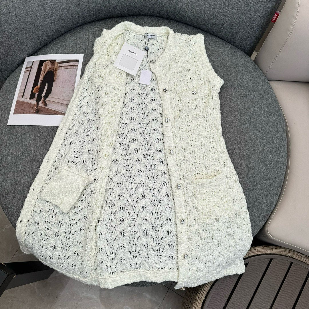 Платье-жилет Chanel 2403, новое, с ажурной вышивкой и пуговицами, вязаное крючком, белое.