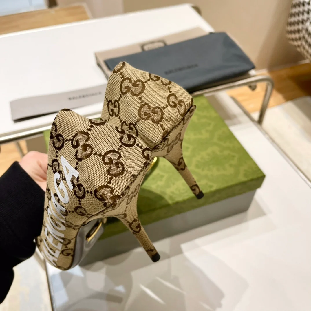 Туфли на высоком каблуке с острым носком от Gucci, весна 2022.