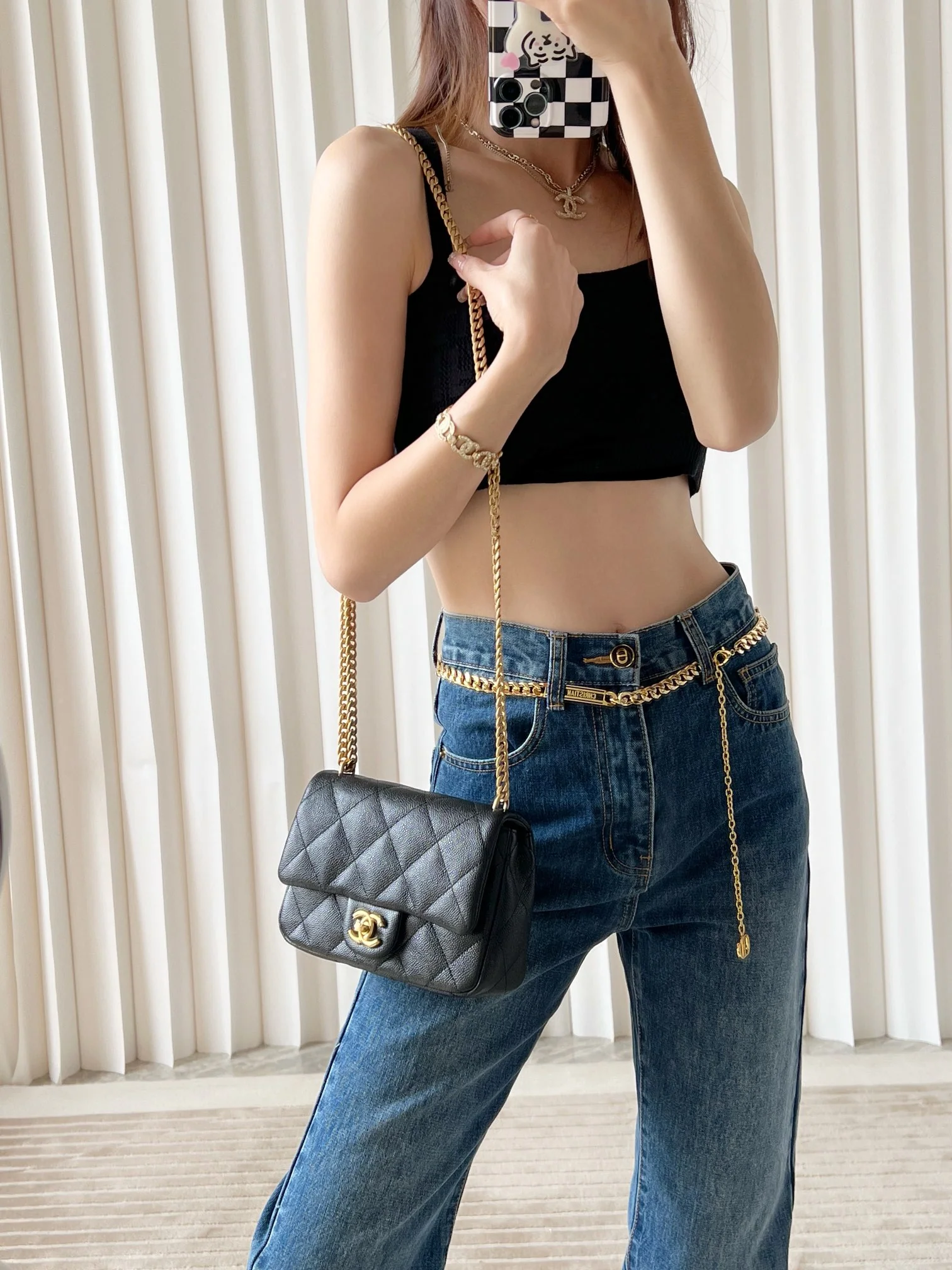 Новинка сезона весна/лето 2023 от Chanel - Сумка для тренировок в форме сердца - CF Bag - Маленький размер - Черный - Фотографии в действии