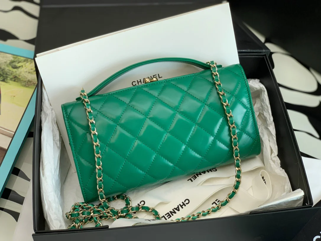 Новая вечерняя сумочка Chanel 2022 года - зеленая.