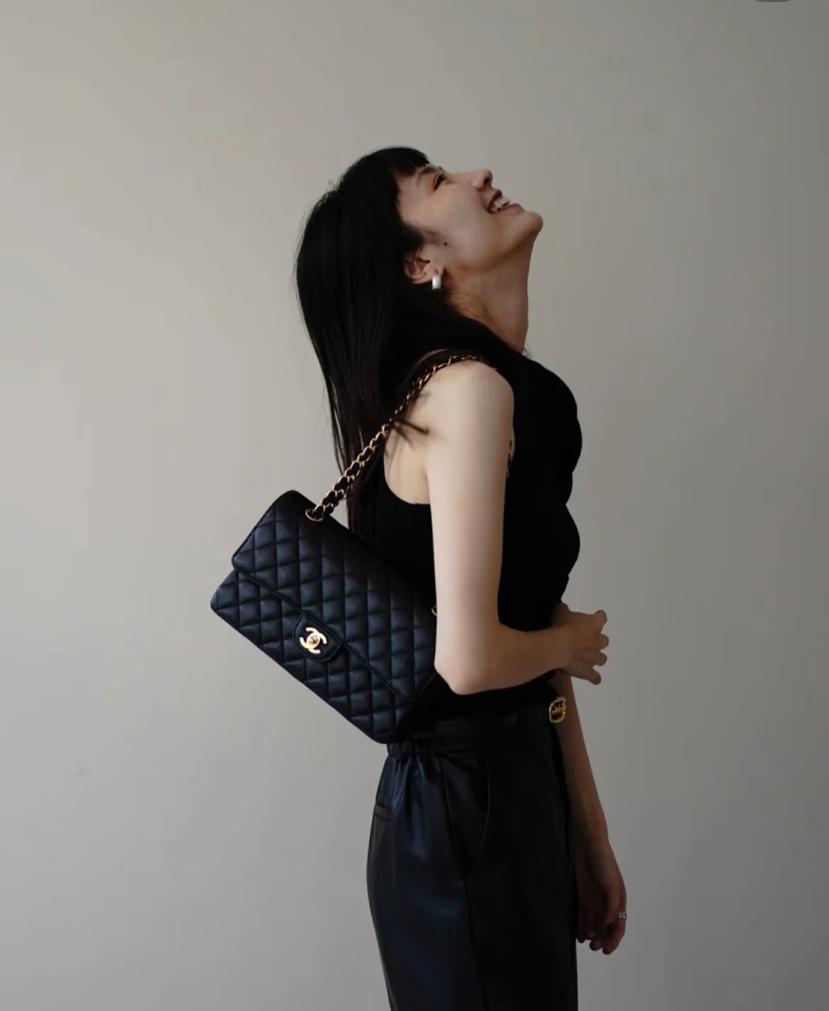 Сумка Chanel CF25 из зернистой кожи с золотой фурнитурой и цепочкой — черная.