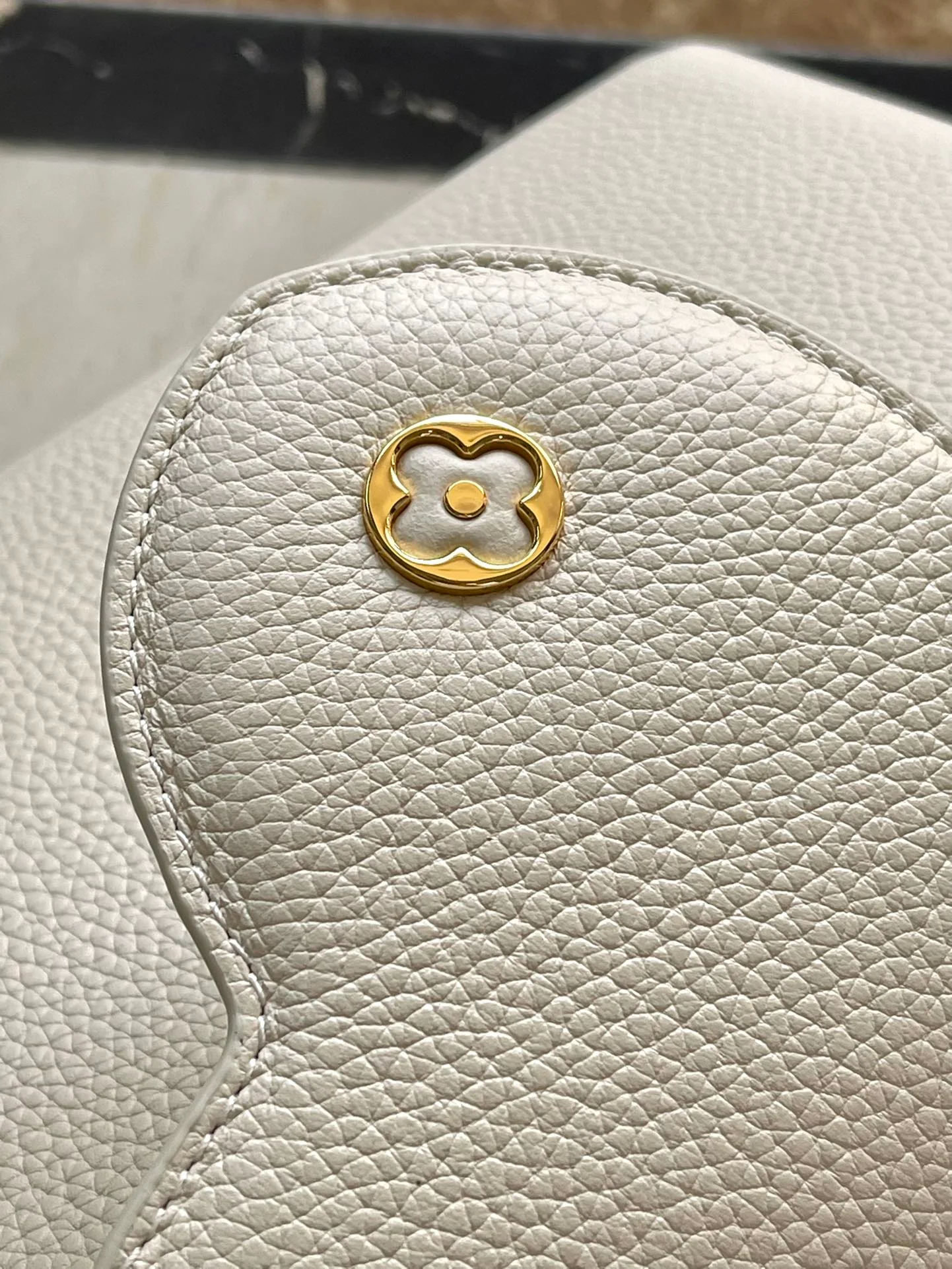LV-m12751-capucines-medium handbag-white
