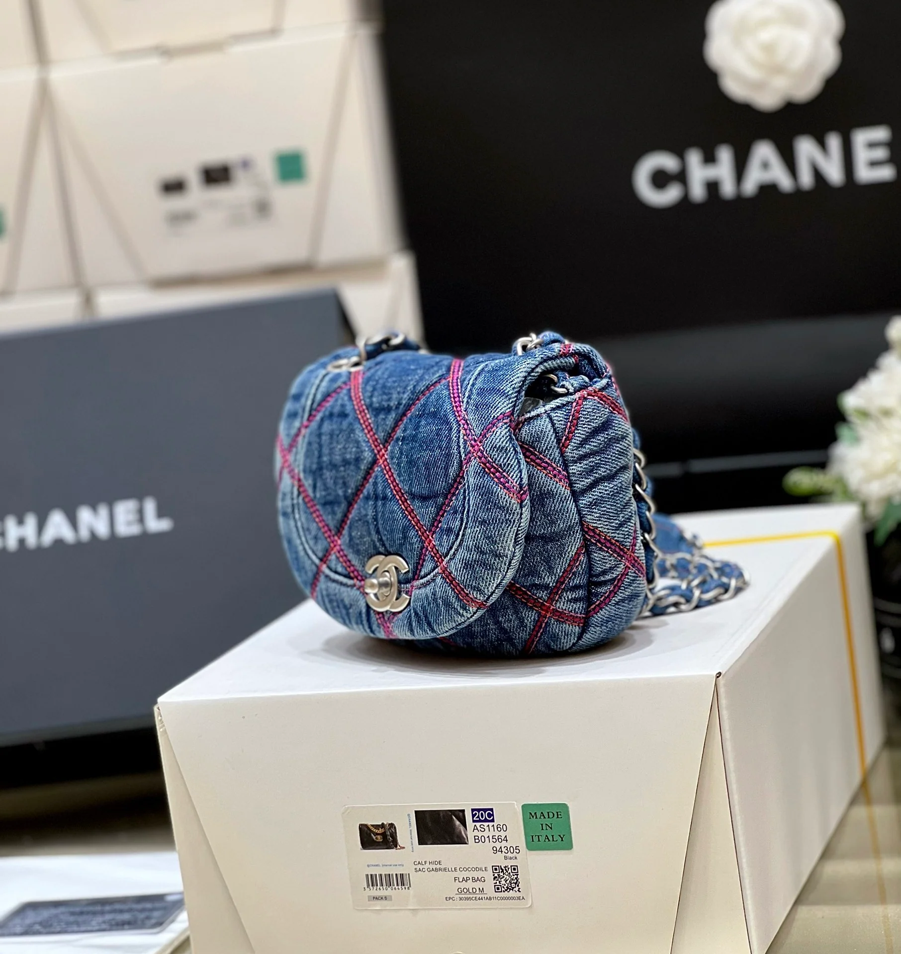 Коллекция Chanel 2022 Métiers d'Art — Джинсовая сумка-седелька — Мини