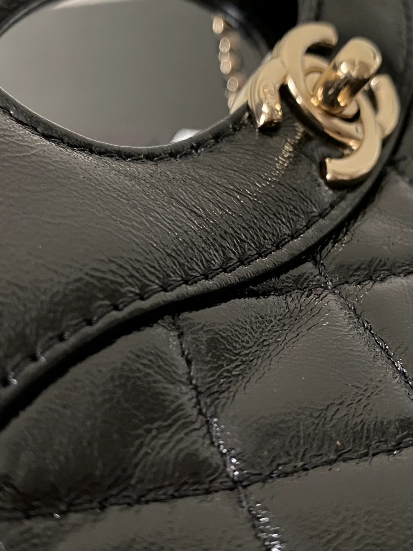 Мини-сумка Chanel 24s Mini 31, из вощеной овечьей кожи, черная.