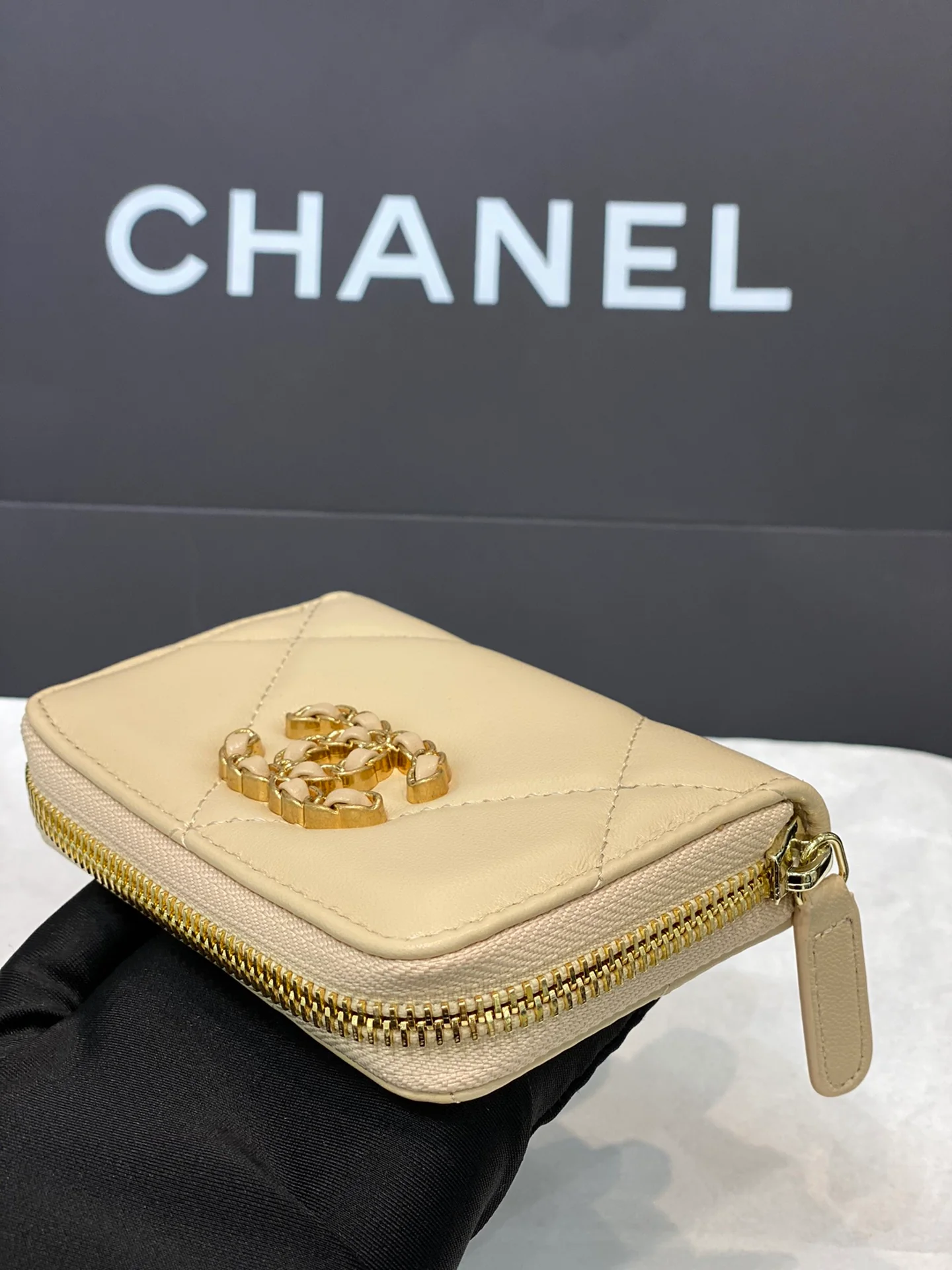 Chanel 19 серии - Большой держатель для карт на молнии с ромбовидным узором - Желтый