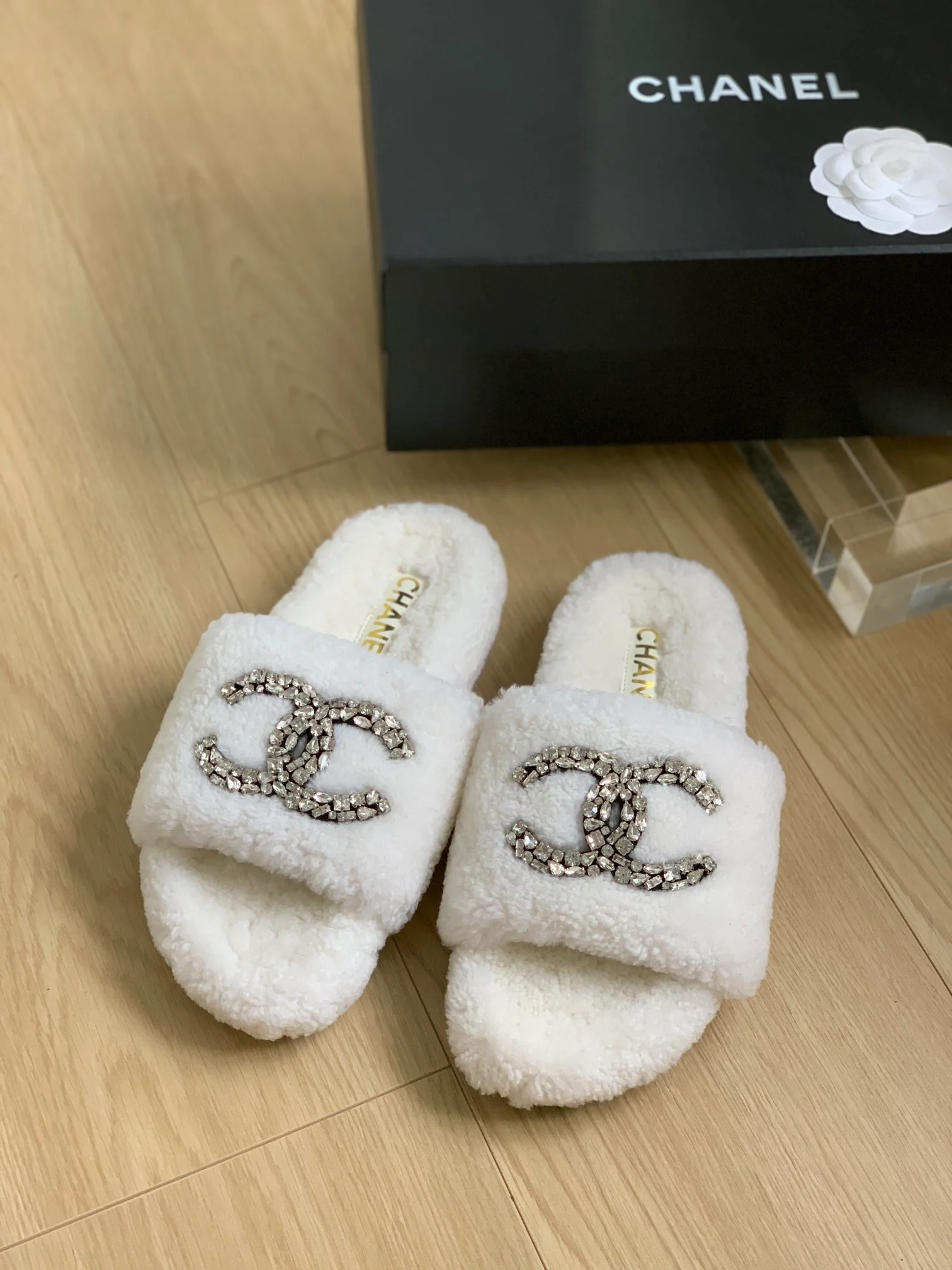 Новинка сезона осень/зима 2023 от Chanel - Домашние тапочки из овечьей шерсти с резиновой подошвой - Белые