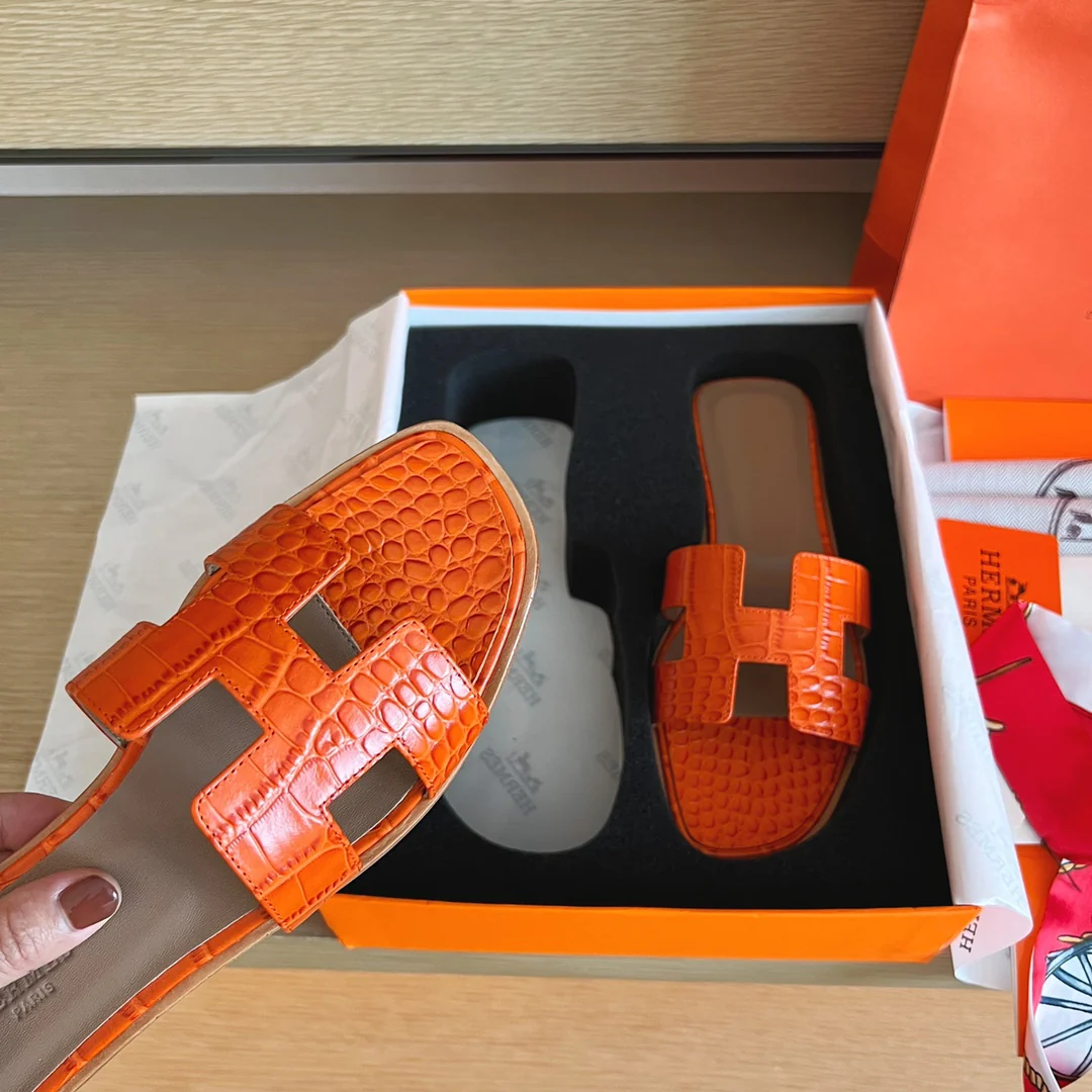 Классические тапочки Hermes с буквой H — крокодиловая кожа — оранжевые