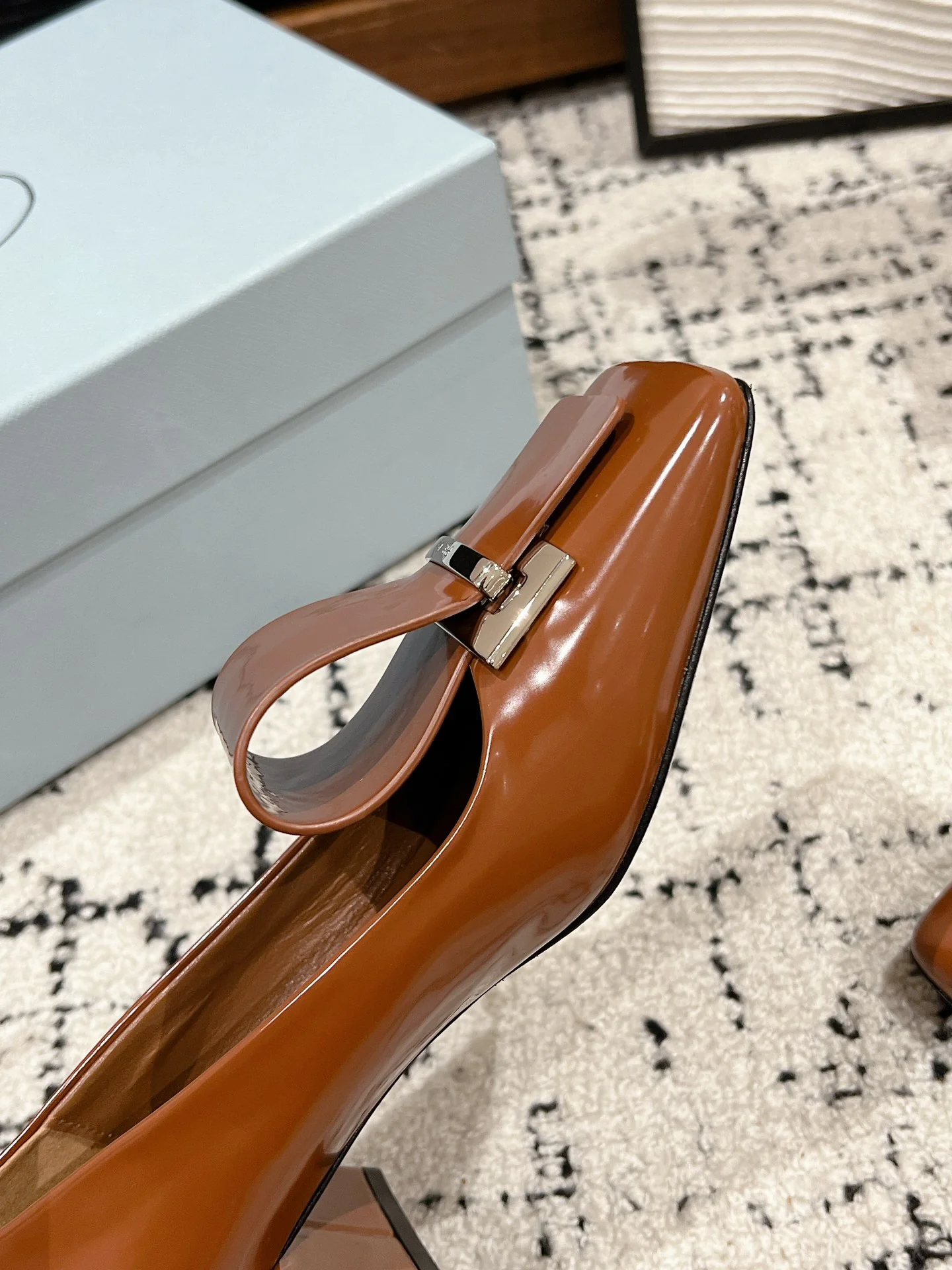 Туфли-мэри-джейн на массивном каблуке Prada 2024 года — кофейно-коричневые.