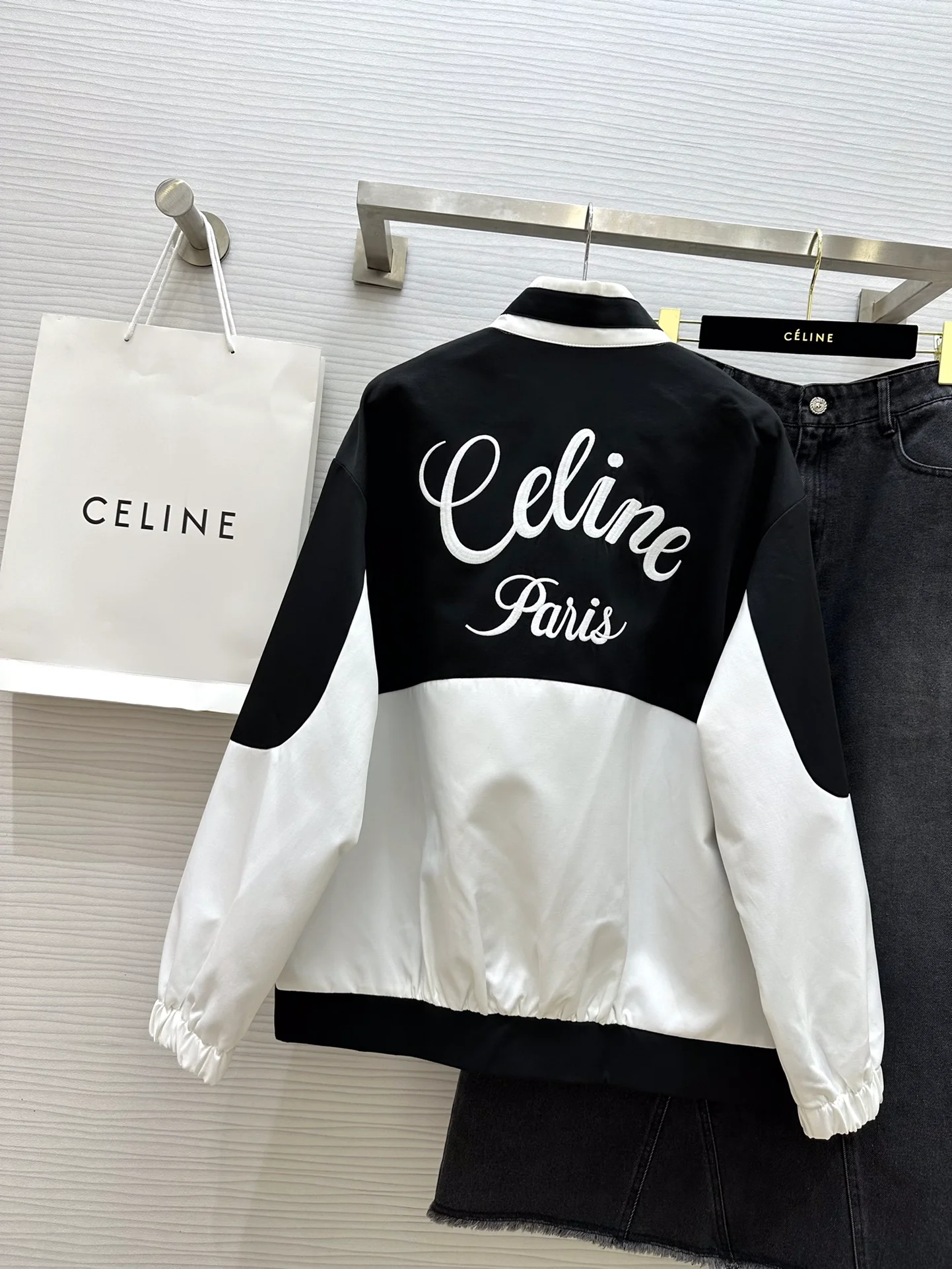 Новинка сезона весна/лето 2024 от Celine: жакет-стойка с вышитым логотипом Триумфальной арки.