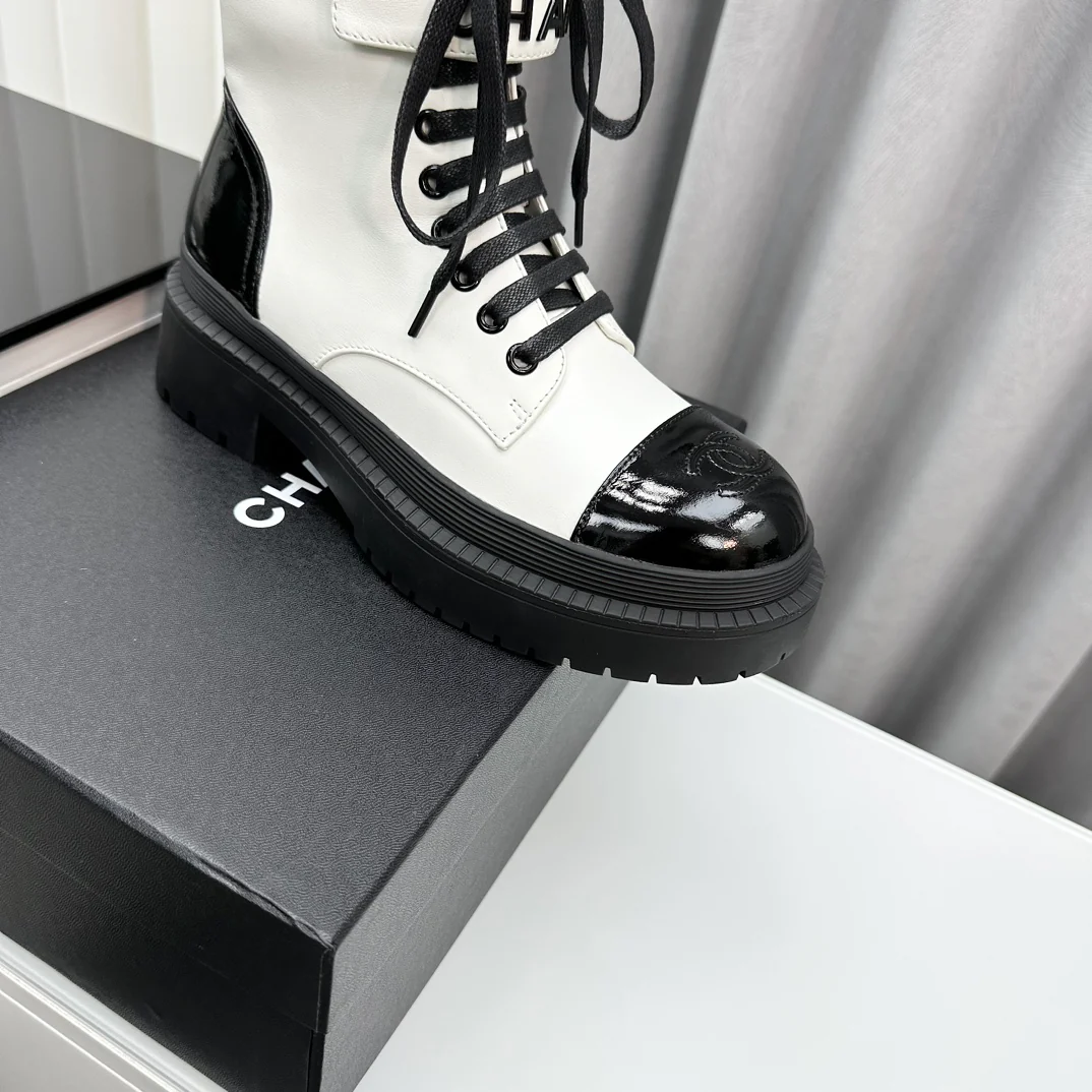 Новинка сезона осень/зима 2023 от Chanel - Ботильоны на шнуровке - Белые