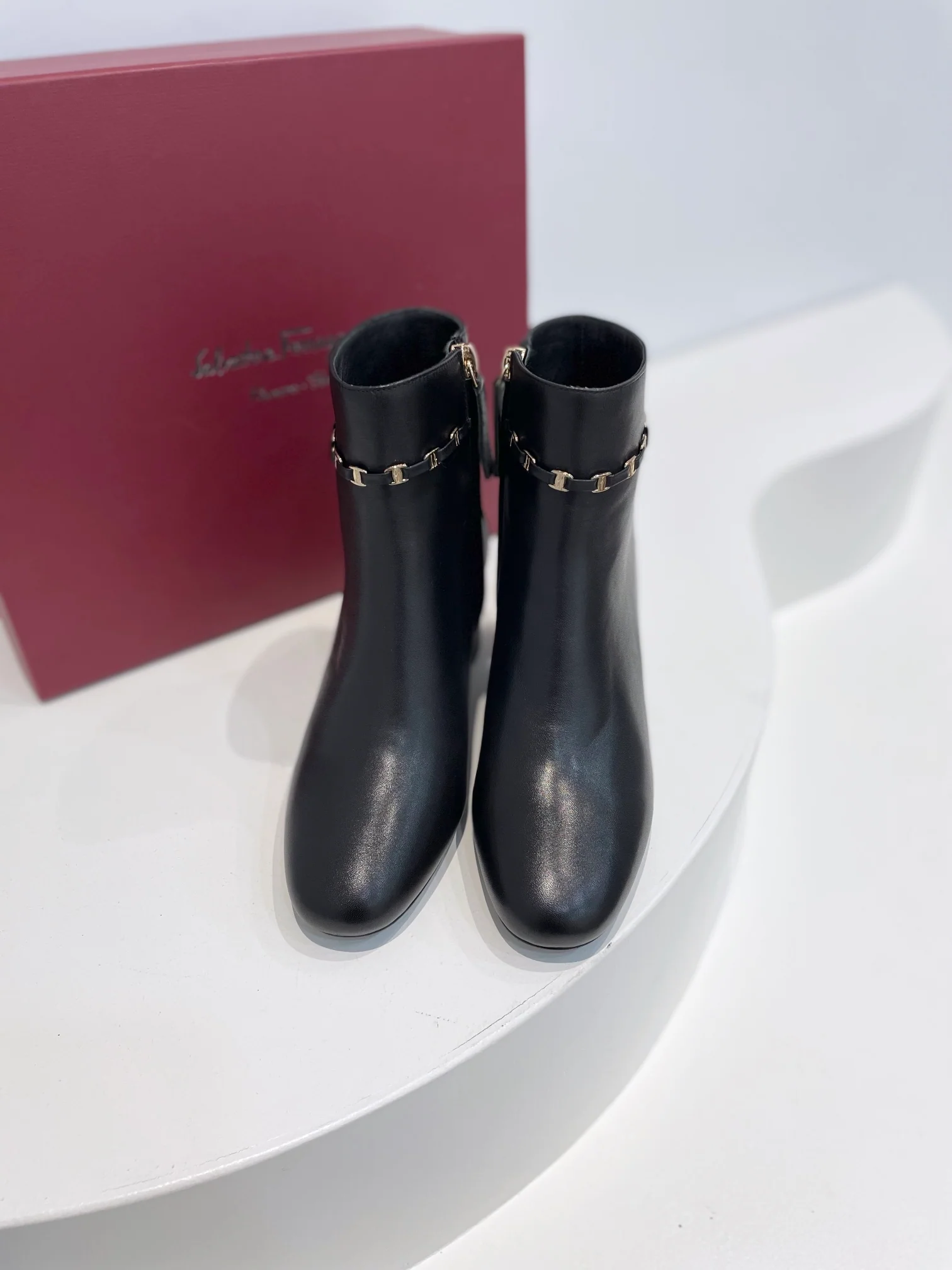 Ботильоны Salvatore Ferragamo Осень/Зима 2022 - Vara Chain с круглым носком, массивным каблуком и застежкой-молнией